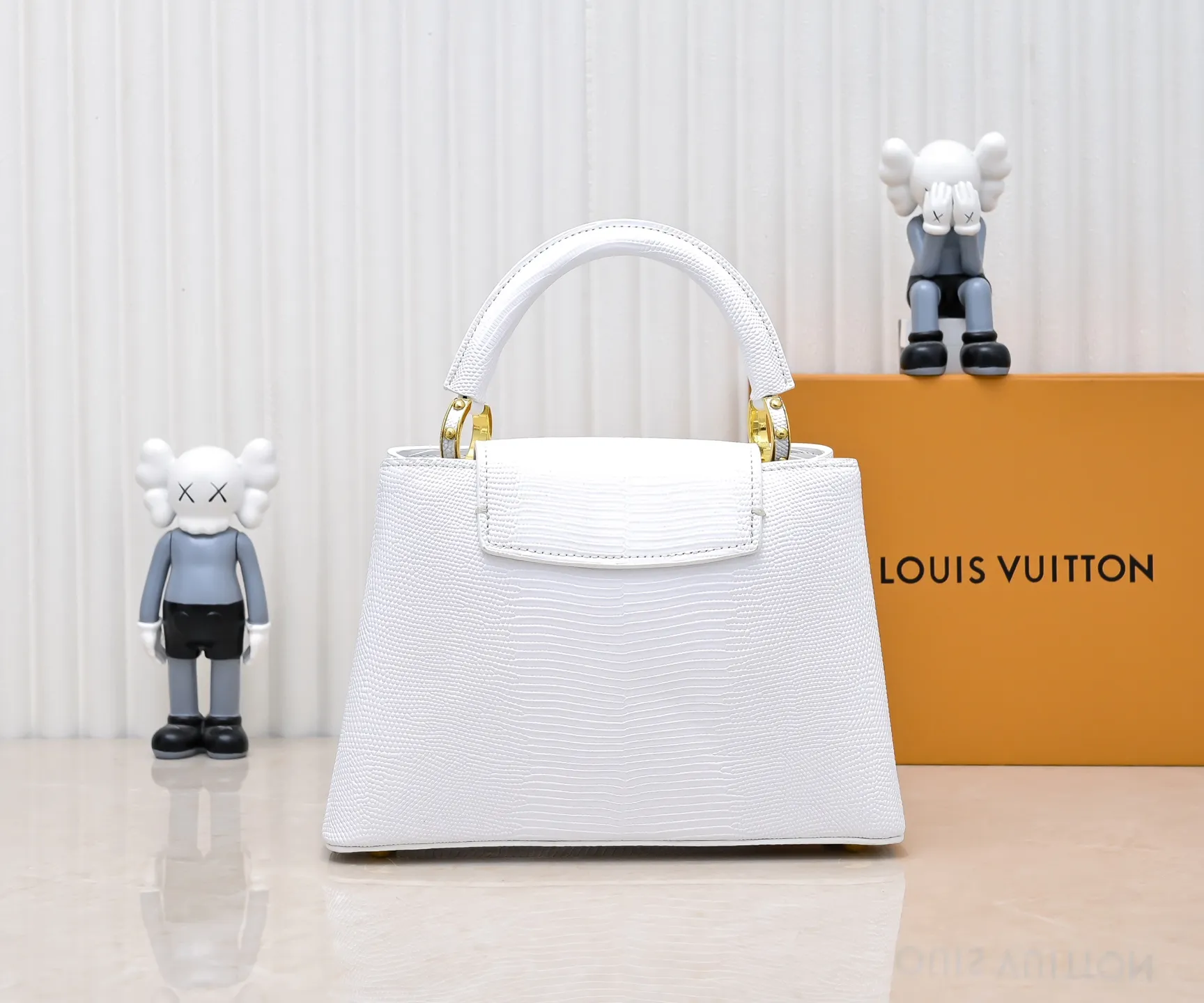 Top original P420 Guangzhou-made M99528 white lizard skin gold buckle CapucinesBB handbag exquisitely combines graceful lizard skin outer layer, delicate sheepskin lining and glossy metal parts. The iconic flip cover achieves two styles. The LV logo can be read on the inside. Monogram flowers bloom on the outside. It lights up an eye-catching corner for evening occasions and adds a personalized atmosphere to the wardrobe. Shine gorgeous style in day and night occasions.  Detailed features 27 x 18 x 9 cm (length x height x width)