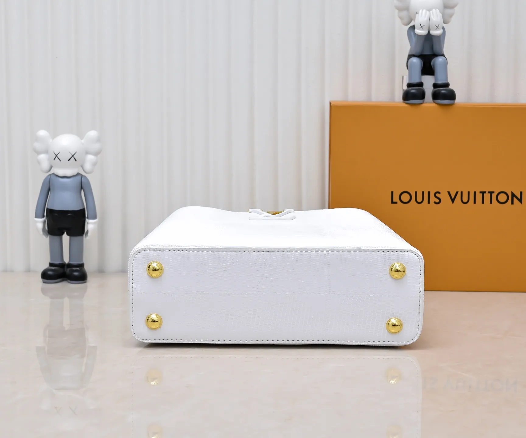 Top original P420 Guangzhou-made M99528 white lizard skin gold buckle CapucinesBB handbag exquisitely combines graceful lizard skin outer layer, delicate sheepskin lining and glossy metal parts. The iconic flip cover achieves two styles. The LV logo can be read on the inside. Monogram flowers bloom on the outside. It lights up an eye-catching corner for evening occasions and adds a personalized atmosphere to the wardrobe. Shine gorgeous style in day and night occasions.  Detailed features 27 x 18 x 9 cm (length x height x width)