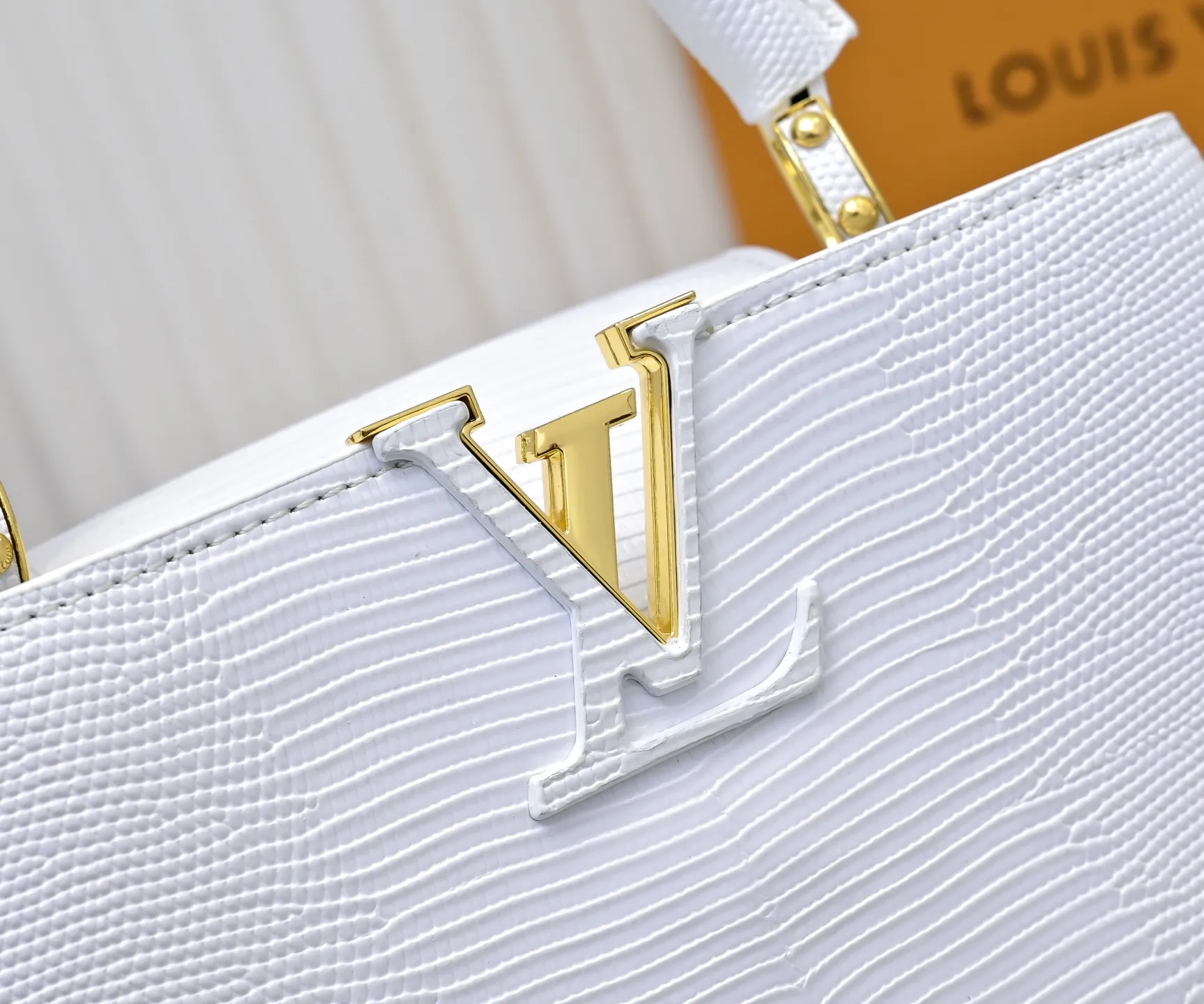 Top original P420 Guangzhou-made M99528 white lizard skin gold buckle CapucinesBB handbag exquisitely combines graceful lizard skin outer layer, delicate sheepskin lining and glossy metal parts. The iconic flip cover achieves two styles. The LV logo can be read on the inside. Monogram flowers bloom on the outside. It lights up an eye-catching corner for evening occasions and adds a personalized atmosphere to the wardrobe. Shine gorgeous style in day and night occasions.  Detailed features 27 x 18 x 9 cm (length x height x width)