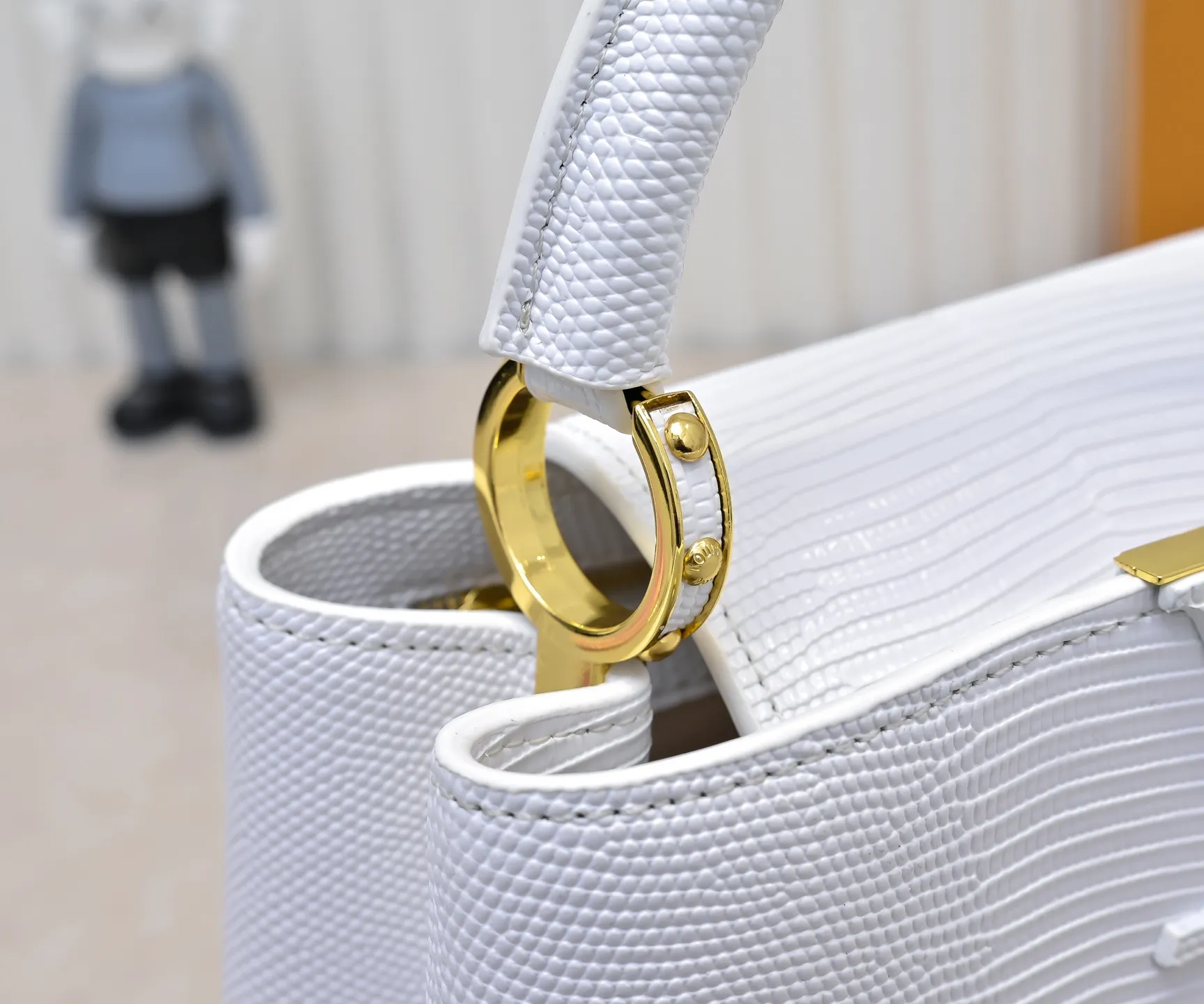 Top original P420 Guangzhou-made M99528 white lizard skin gold buckle CapucinesBB handbag exquisitely combines graceful lizard skin outer layer, delicate sheepskin lining and glossy metal parts. The iconic flip cover achieves two styles. The LV logo can be read on the inside. Monogram flowers bloom on the outside. It lights up an eye-catching corner for evening occasions and adds a personalized atmosphere to the wardrobe. Shine gorgeous style in day and night occasions.  Detailed features 27 x 18 x 9 cm (length x height x width)