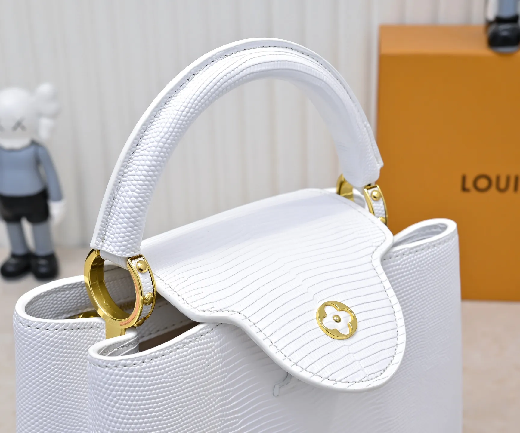 Top original P420 Guangzhou-made M99528 white lizard skin gold buckle CapucinesBB handbag exquisitely combines graceful lizard skin outer layer, delicate sheepskin lining and glossy metal parts. The iconic flip cover achieves two styles. The LV logo can be read on the inside. Monogram flowers bloom on the outside. It lights up an eye-catching corner for evening occasions and adds a personalized atmosphere to the wardrobe. Shine gorgeous style in day and night occasions.  Detailed features 27 x 18 x 9 cm (length x height x width)