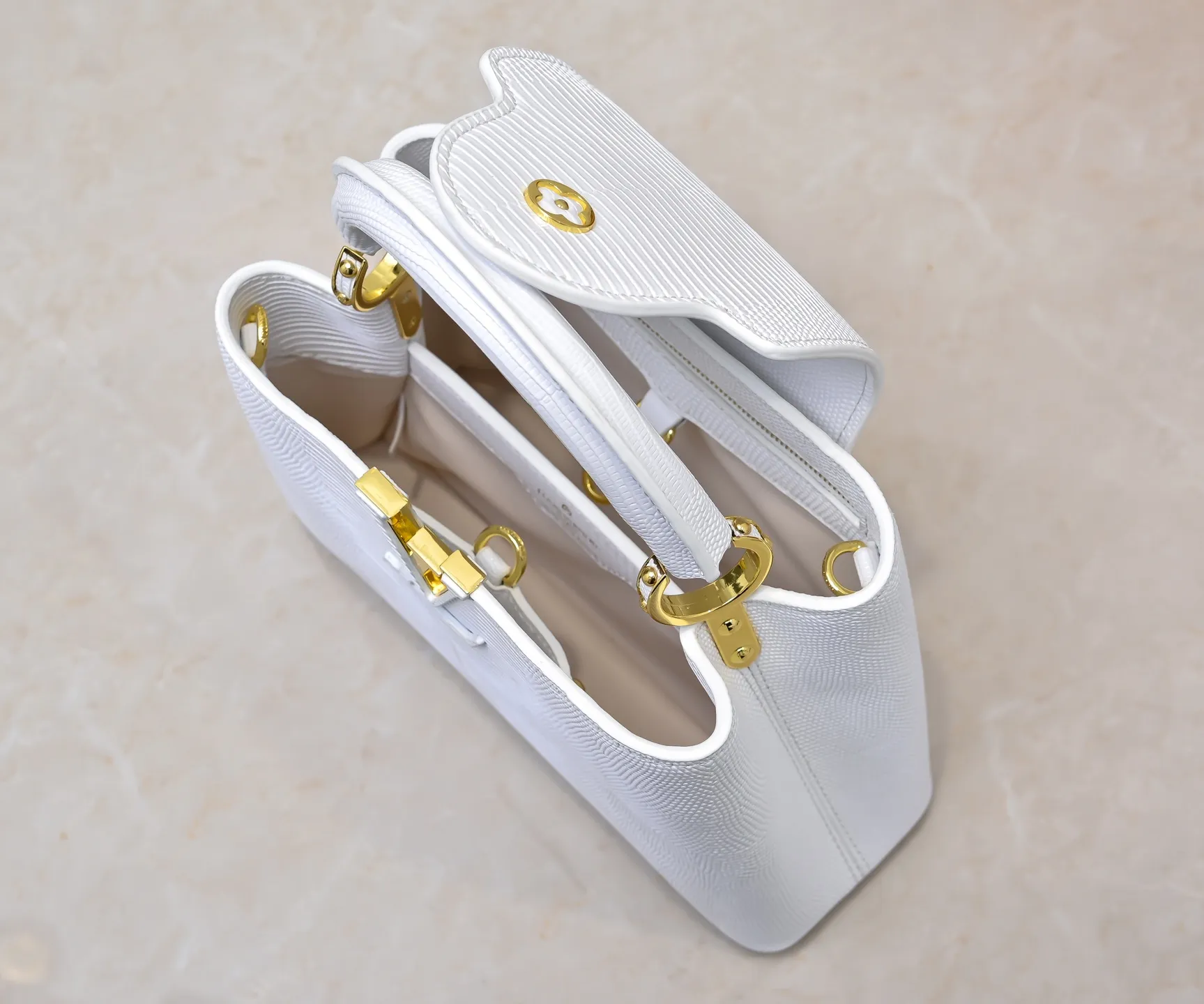 Top original P420 Guangzhou-made M99528 white lizard skin gold buckle CapucinesBB handbag exquisitely combines graceful lizard skin outer layer, delicate sheepskin lining and glossy metal parts. The iconic flip cover achieves two styles. The LV logo can be read on the inside. Monogram flowers bloom on the outside. It lights up an eye-catching corner for evening occasions and adds a personalized atmosphere to the wardrobe. Shine gorgeous style in day and night occasions.  Detailed features 27 x 18 x 9 cm (length x height x width)