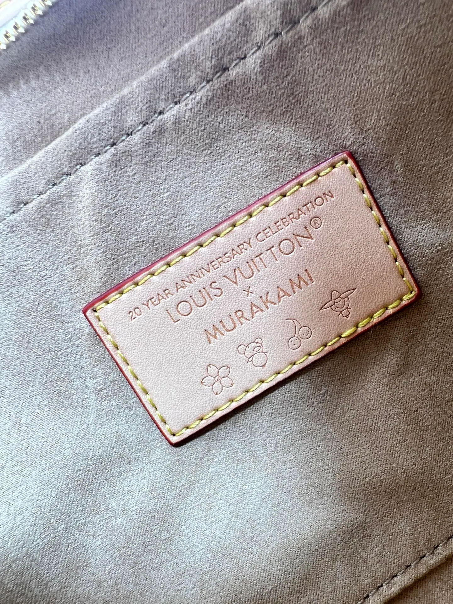 Batch 240💰Upgraded from the original M46203 M27578 CarryAll medium handbag, with Monogram canvas and leather trim to create a body-fitting design. There's a zipped pocket inside the ample space, and a detachable zipped clutch adds a functional element, with a buckle-adjustable handle. Small size: 32x 22x 10 cm,