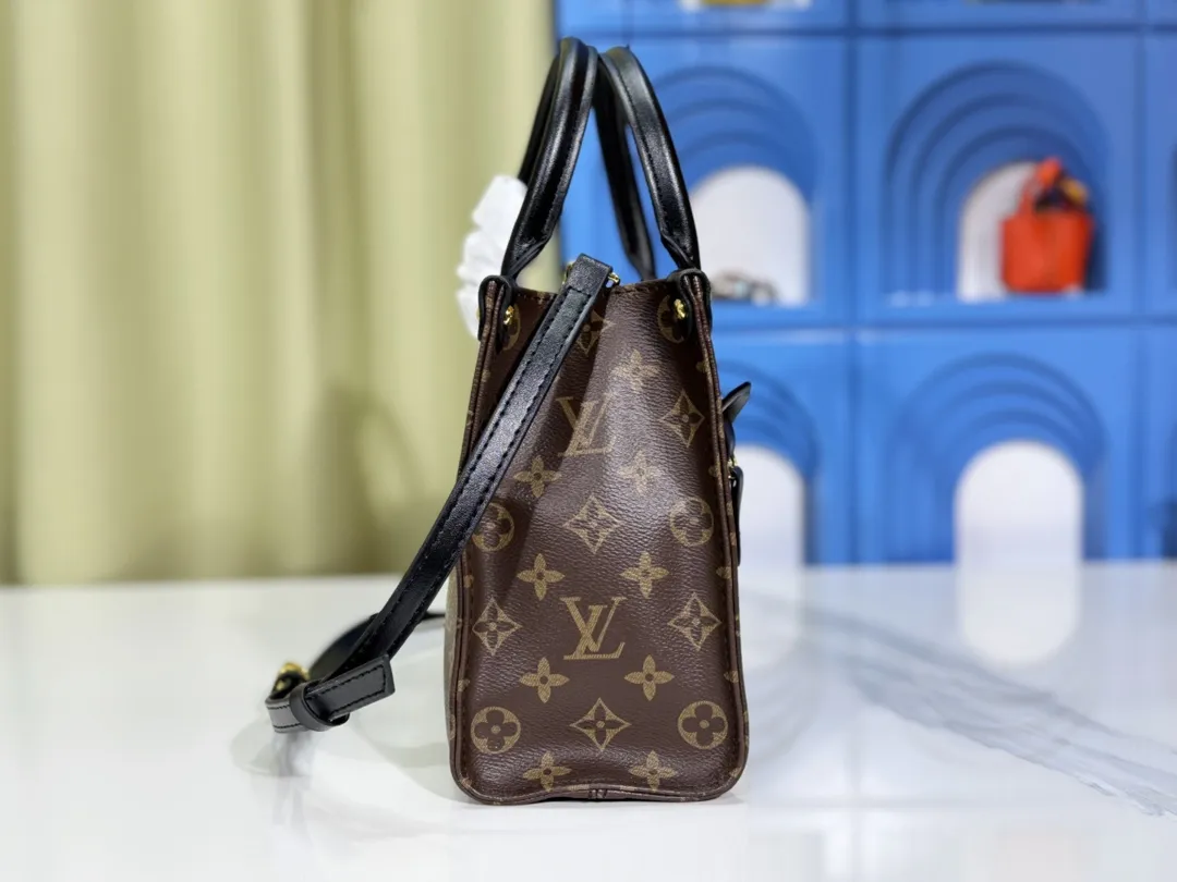 P260💰Upgraded original version 🔥New model🔥M45659 M46373 M44571 This OnTheGo small handbag is made of Monogram and Monogram Reverse canvas, with the Monogram Giant pattern embellished on it. The Toron handle and the jacquard textured shoulder strap decorated with the brand's logo create a visual contrast, and the detachable coin bag is suitable for storing change or small items. It combines fashionable charm with various functions, making it a good daily companion. 25.0 x 19.0 x 11.5 cm (length x height x width)