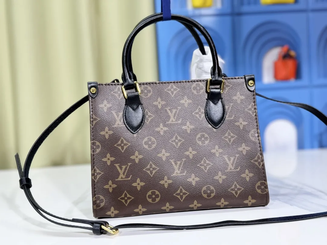 P260💰Upgraded original version 🔥New model🔥M45659 M46373 M44571 This OnTheGo small handbag is made of Monogram and Monogram Reverse canvas, with the Monogram Giant pattern embellished on it. The Toron handle and the jacquard textured shoulder strap decorated with the brand's logo create a visual contrast, and the detachable coin bag is suitable for storing change or small items. It combines fashionable charm with various functions, making it a good daily companion. 25.0 x 19.0 x 11.5 cm (length x height x width)