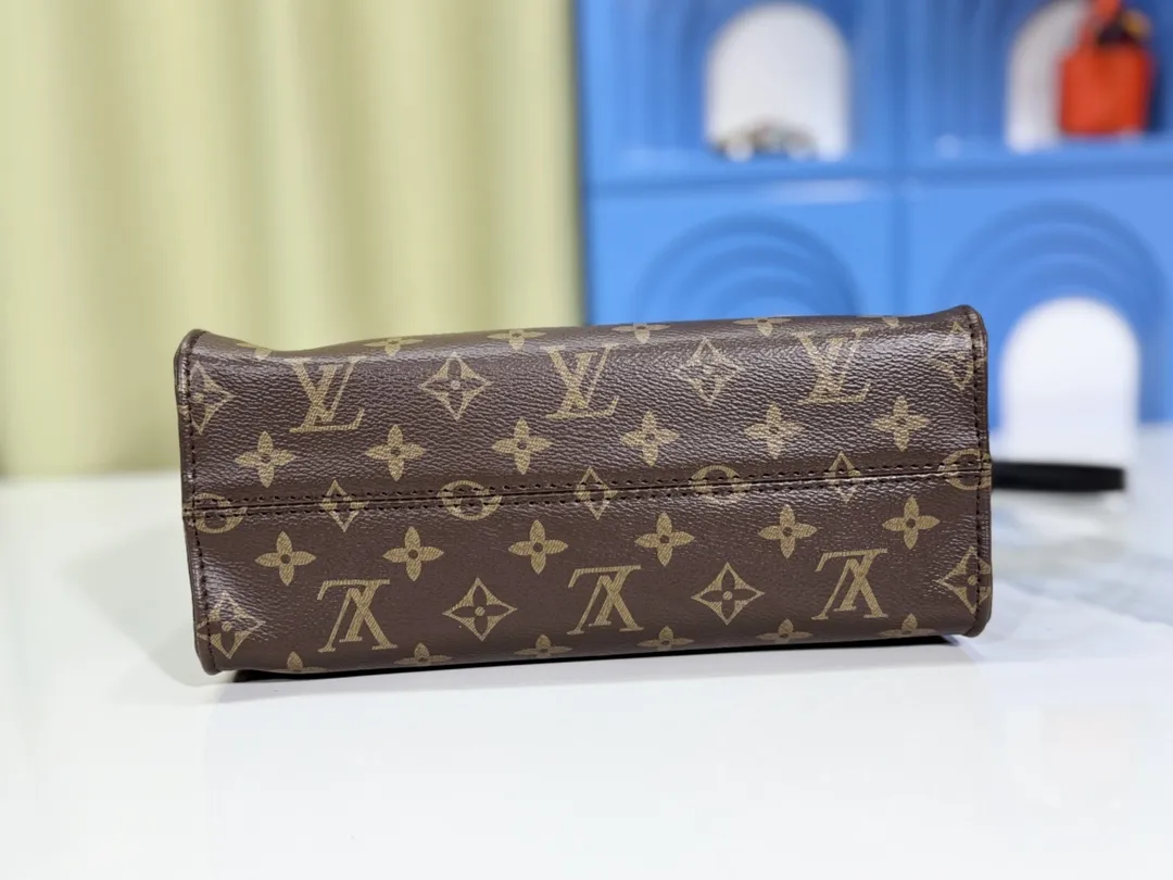 P260💰Upgraded original version 🔥New model🔥M45659 M46373 M44571 This OnTheGo small handbag is made of Monogram and Monogram Reverse canvas, with the Monogram Giant pattern embellished on it. The Toron handle and the jacquard textured shoulder strap decorated with the brand's logo create a visual contrast, and the detachable coin bag is suitable for storing change or small items. It combines fashionable charm with various functions, making it a good daily companion. 25.0 x 19.0 x 11.5 cm (length x height x width)