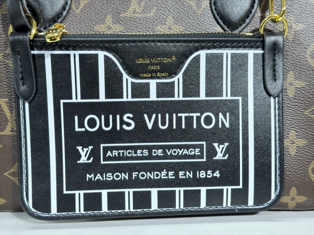 P260💰Upgraded original version 🔥New model🔥M45659 M46373 M44571 This OnTheGo small handbag is made of Monogram and Monogram Reverse canvas, with the Monogram Giant pattern embellished on it. The Toron handle and the jacquard textured shoulder strap decorated with the brand's logo create a visual contrast, and the detachable coin bag is suitable for storing change or small items. It combines fashionable charm with various functions, making it a good daily companion. 25.0 x 19.0 x 11.5 cm (length x height x width)