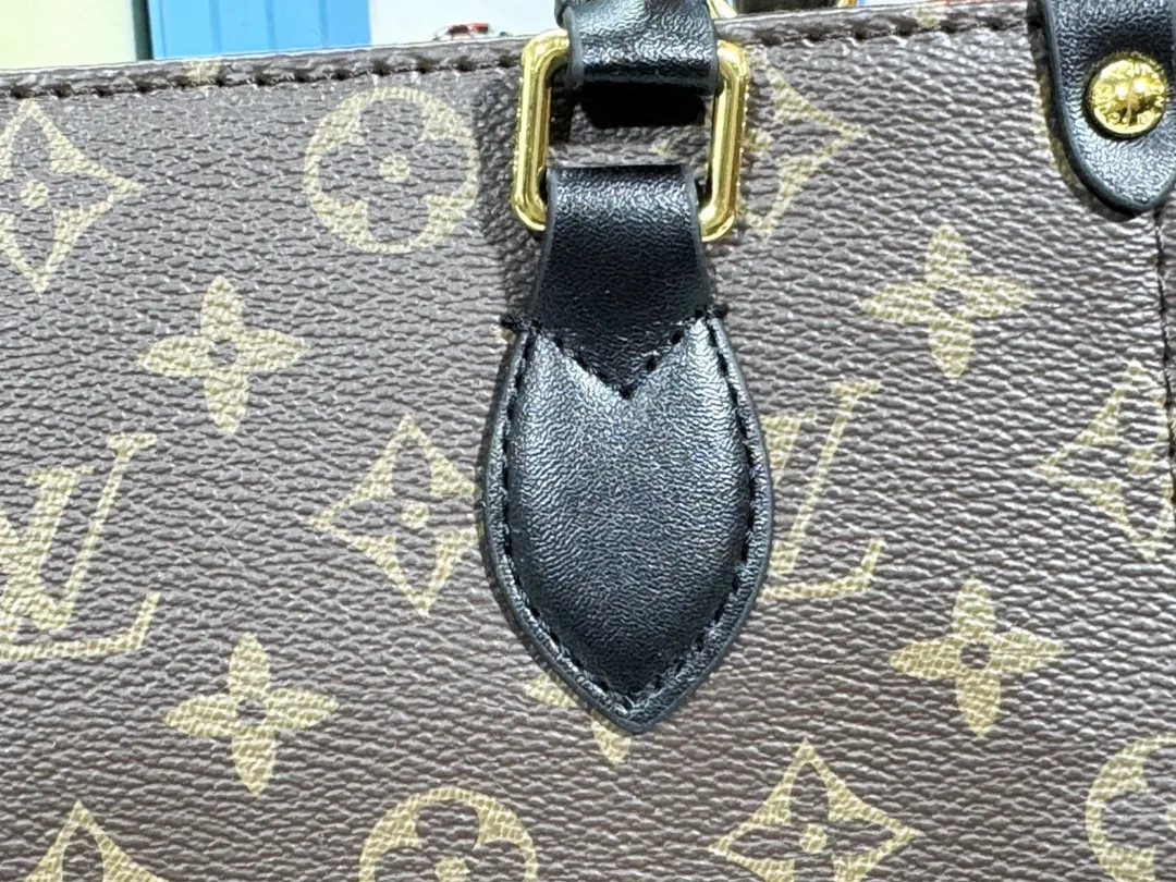 P260💰Upgraded original version 🔥New model🔥M45659 M46373 M44571 This OnTheGo small handbag is made of Monogram and Monogram Reverse canvas, with the Monogram Giant pattern embellished on it. The Toron handle and the jacquard textured shoulder strap decorated with the brand's logo create a visual contrast, and the detachable coin bag is suitable for storing change or small items. It combines fashionable charm with various functions, making it a good daily companion. 25.0 x 19.0 x 11.5 cm (length x height x width)
