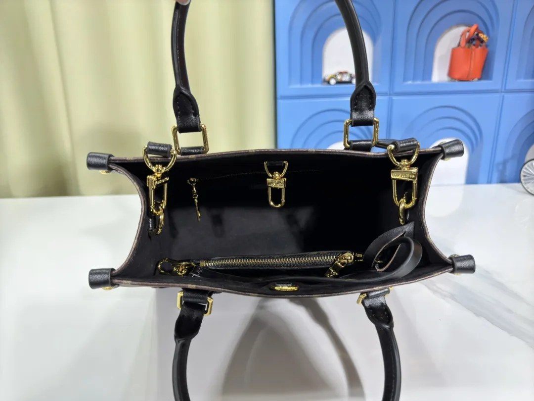 P260💰Upgraded original version 🔥New model🔥M45659 M46373 M44571 This OnTheGo small handbag is made of Monogram and Monogram Reverse canvas, with the Monogram Giant pattern embellished on it. The Toron handle and the jacquard textured shoulder strap decorated with the brand's logo create a visual contrast, and the detachable coin bag is suitable for storing change or small items. It combines fashionable charm with various functions, making it a good daily companion. 25.0 x 19.0 x 11.5 cm (length x height x width)