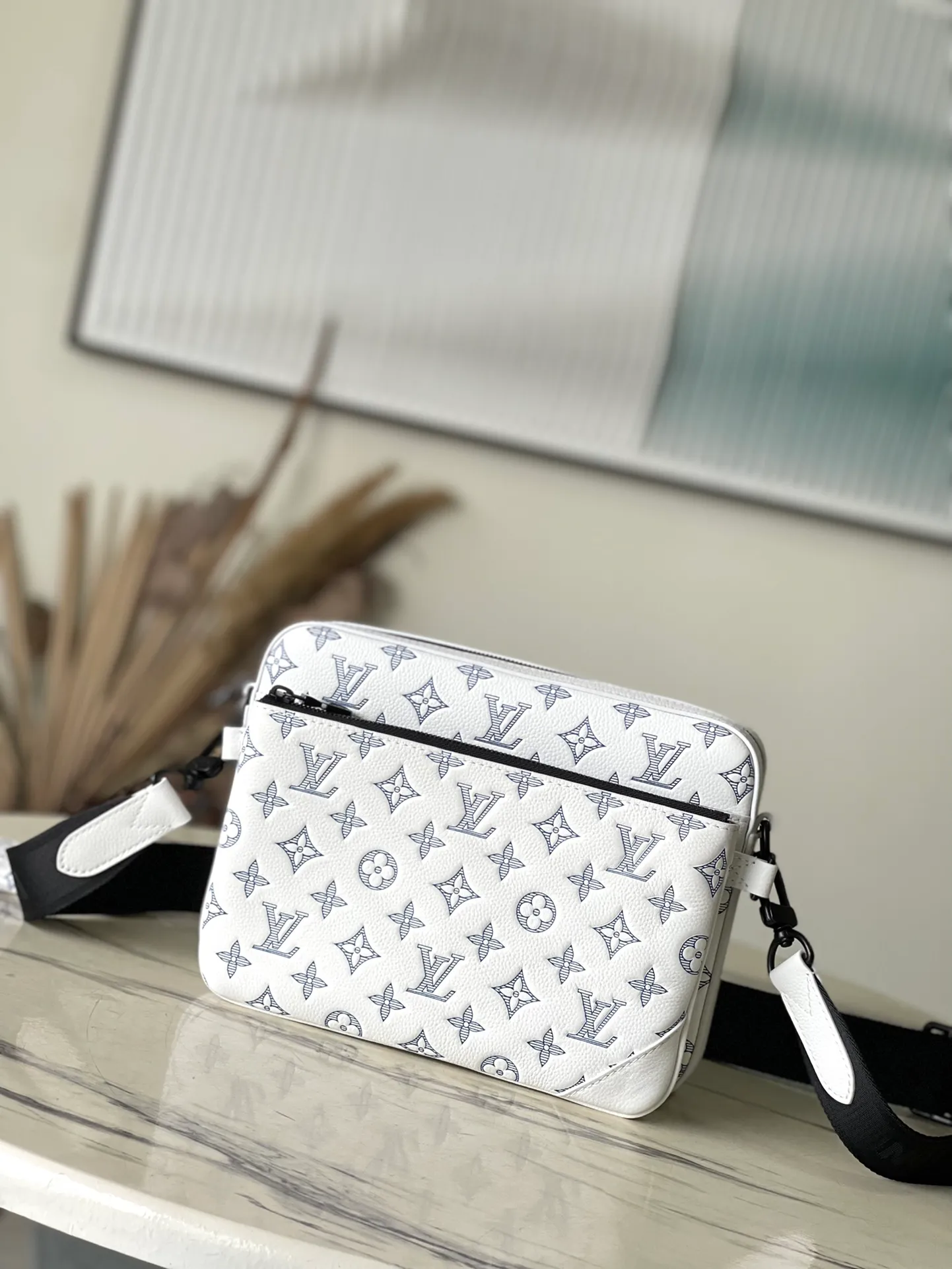 💰1060 (top layer leather) top original order M24754 This Tro messenger bag is made of Monogram Shadow cow leather. The Monogram pattern is depicted by embossing and printing processes, and the matte effect is used to highlight the silly atmosphere. The coin purse, main compartment and removable front pocket can all be used separately for a three-in-one function. Dimensions: 25 × 18.5 × 7cm