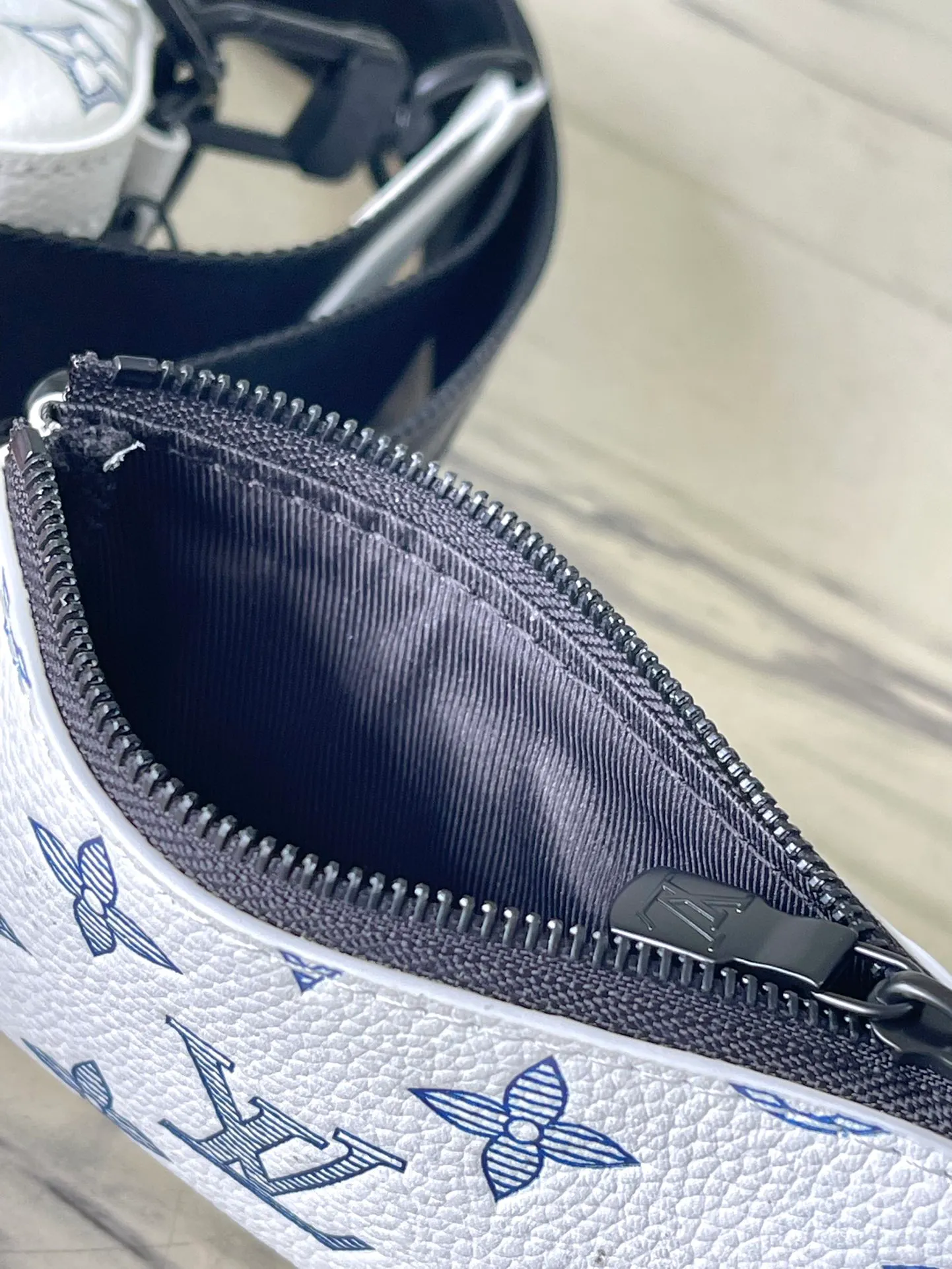 💰1060 (top layer leather) top original order M24754 This Tro messenger bag is made of Monogram Shadow cow leather. The Monogram pattern is depicted by embossing and printing processes, and the matte effect is used to highlight the silly atmosphere. The coin purse, main compartment and removable front pocket can all be used separately for a three-in-one function. Dimensions: 25 × 18.5 × 7cm
