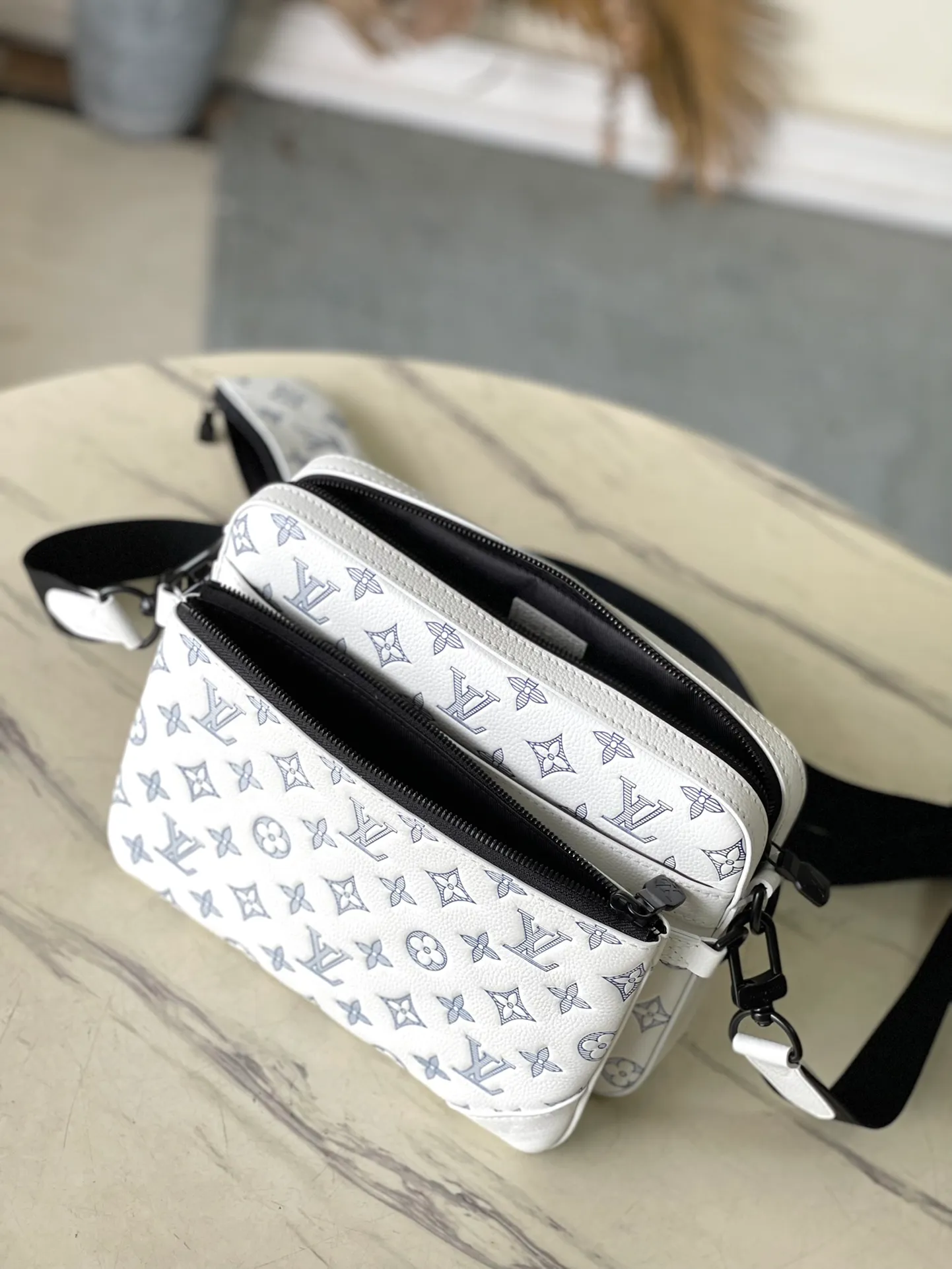 💰1060 (top layer leather) top original order M24754 This Tro messenger bag is made of Monogram Shadow cow leather. The Monogram pattern is depicted by embossing and printing processes, and the matte effect is used to highlight the silly atmosphere. The coin purse, main compartment and removable front pocket can all be used separately for a three-in-one function. Dimensions: 25 × 18.5 × 7cm