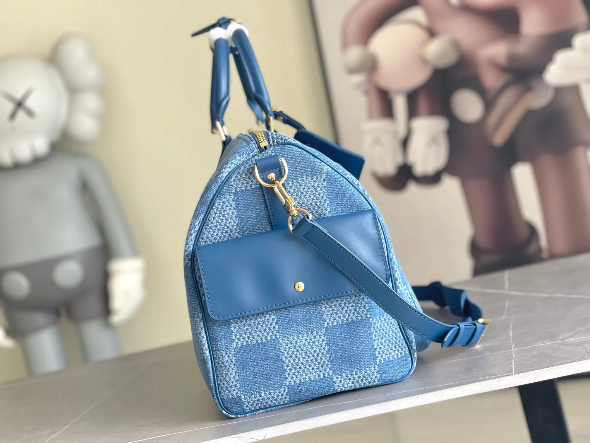 💰1740 Top original order P394 Keepall Bandoulière 50 travel bag is made of faded denim embossed with Monogram pattern, reinventing one of Louis Vuitton's classic designs. The reinforced side straps and top handle are made of cow leather, and the baggage size is still ample, making it suitable for weekend excursions. Monogram Washed Denim coated canvas - cow leather trim - fabric lining - metal hardware - zipper closure - zipper interior pocket - ample capacity - removable name tag - shoulder strap: removable, adjustable! ! Model: 00197; Size: 50x29x23CM72