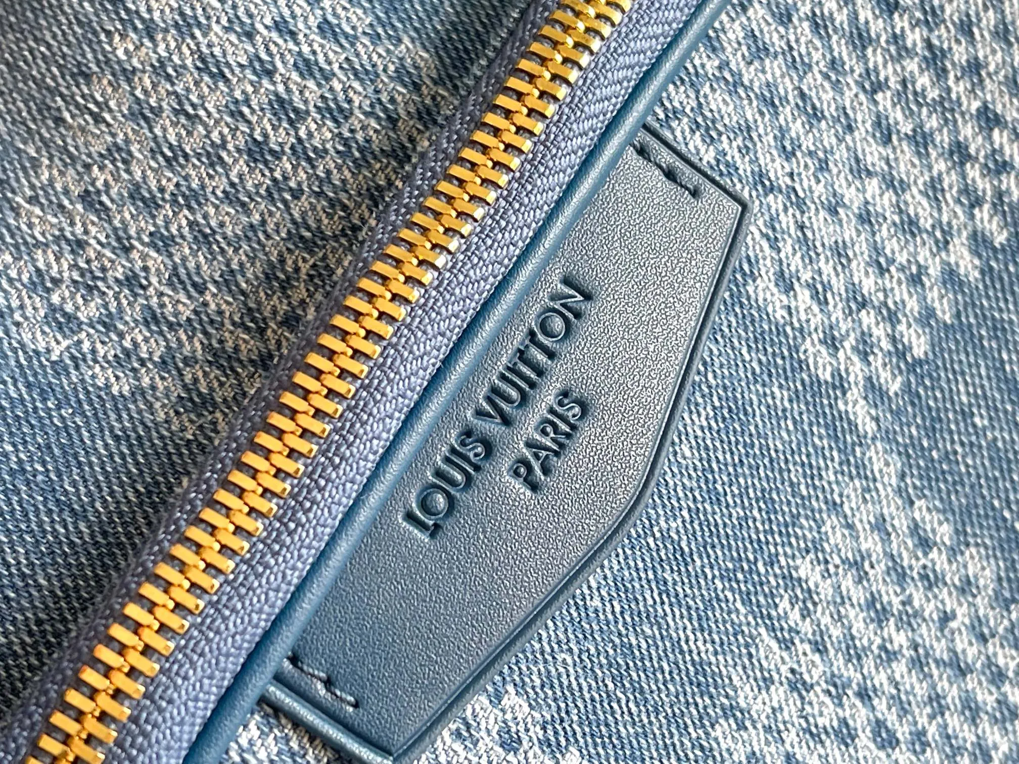 💰1740 Top original order P394 Keepall Bandoulière 50 travel bag is made of faded denim embossed with Monogram pattern, reinventing one of Louis Vuitton's classic designs. The reinforced side straps and top handle are made of cow leather, and the baggage size is still ample, making it suitable for weekend excursions. Monogram Washed Denim coated canvas - cow leather trim - fabric lining - metal hardware - zipper closure - zipper interior pocket - ample capacity - removable name tag - shoulder strap: removable, adjustable! ! Model: 00197; Size: 50x29x23CM72