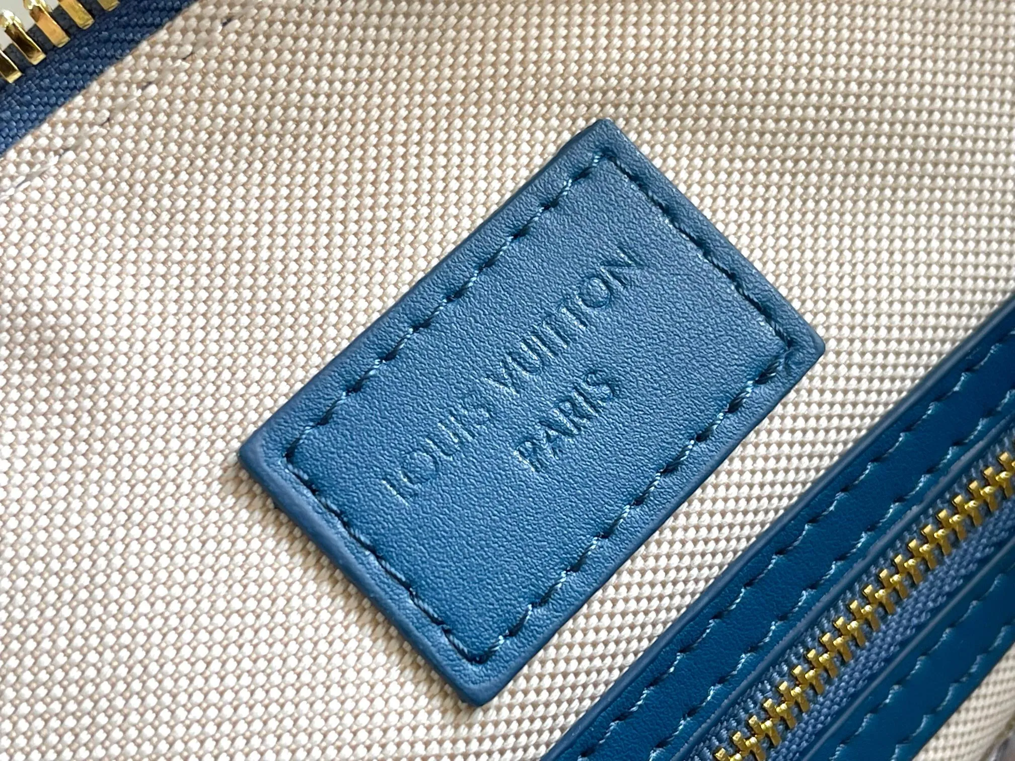 💰1740 Top original order P394 Keepall Bandoulière 50 travel bag is made of faded denim embossed with Monogram pattern, reinventing one of Louis Vuitton's classic designs. The reinforced side straps and top handle are made of cow leather, and the baggage size is still ample, making it suitable for weekend excursions. Monogram Washed Denim coated canvas - cow leather trim - fabric lining - metal hardware - zipper closure - zipper interior pocket - ample capacity - removable name tag - shoulder strap: removable, adjustable! ! Model: 00197; Size: 50x29x23CM72