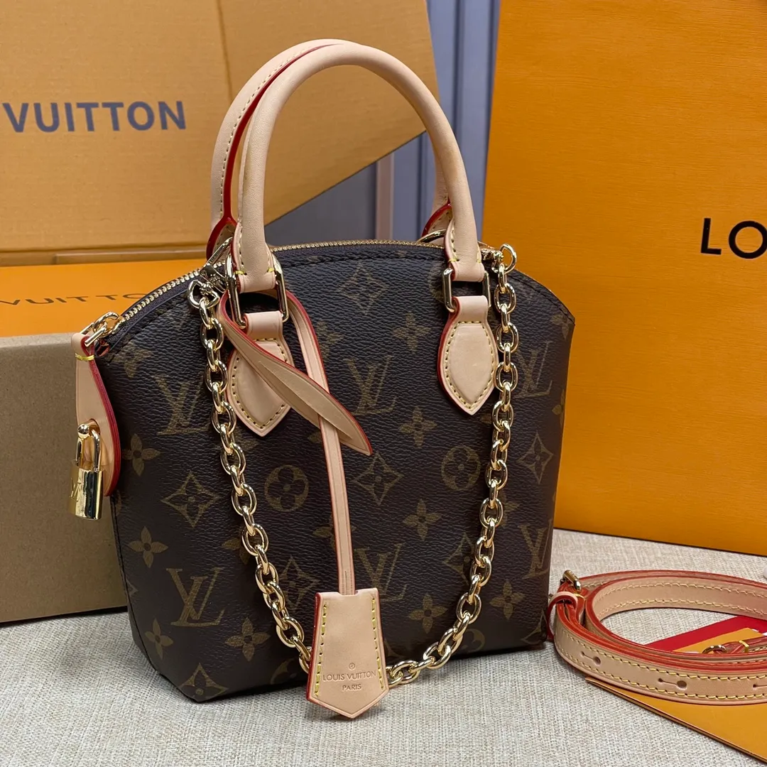 [Upgraded version] P560🐶Upgraded version·comes with a full set of packaging. Model M12019🐶LOCKIT BB Handbag This Lockit BB handbag draws inspiration from the Knick-Knack handbag in the 1960s and can be flexibly switched between multiple carrying methods. Monogram coated canvas with a curved upper edge and oval trim reflect the classic elements of the original design. The padlock opening and closing once again pays tribute to the brand's long heritage. Dimensions: 15 x 19 x 7 cm