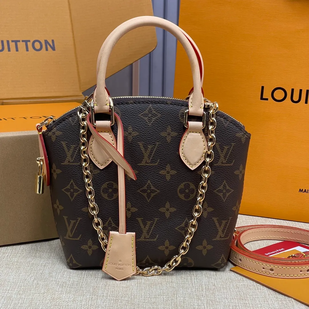 [Upgraded version] P560🐶Upgraded version·comes with a full set of packaging. Model M12019🐶LOCKIT BB Handbag This Lockit BB handbag draws inspiration from the Knick-Knack handbag in the 1960s and can be flexibly switched between multiple carrying methods. Monogram coated canvas with a curved upper edge and oval trim reflect the classic elements of the original design. The padlock opening and closing once again pays tribute to the brand's long heritage. Dimensions: 15 x 19 x 7 cm