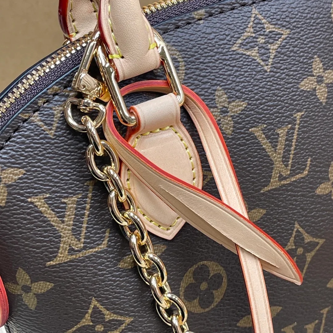 [Upgraded version] P560🐶Upgraded version·comes with a full set of packaging. Model M12019🐶LOCKIT BB Handbag This Lockit BB handbag draws inspiration from the Knick-Knack handbag in the 1960s and can be flexibly switched between multiple carrying methods. Monogram coated canvas with a curved upper edge and oval trim reflect the classic elements of the original design. The padlock opening and closing once again pays tribute to the brand's long heritage. Dimensions: 15 x 19 x 7 cm