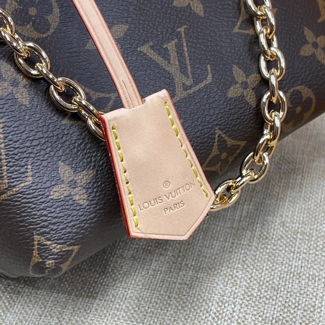 [Upgraded version] P560🐶Upgraded version·comes with a full set of packaging. Model M12019🐶LOCKIT BB Handbag This Lockit BB handbag draws inspiration from the Knick-Knack handbag in the 1960s and can be flexibly switched between multiple carrying methods. Monogram coated canvas with a curved upper edge and oval trim reflect the classic elements of the original design. The padlock opening and closing once again pays tribute to the brand's long heritage. Dimensions: 15 x 19 x 7 cm