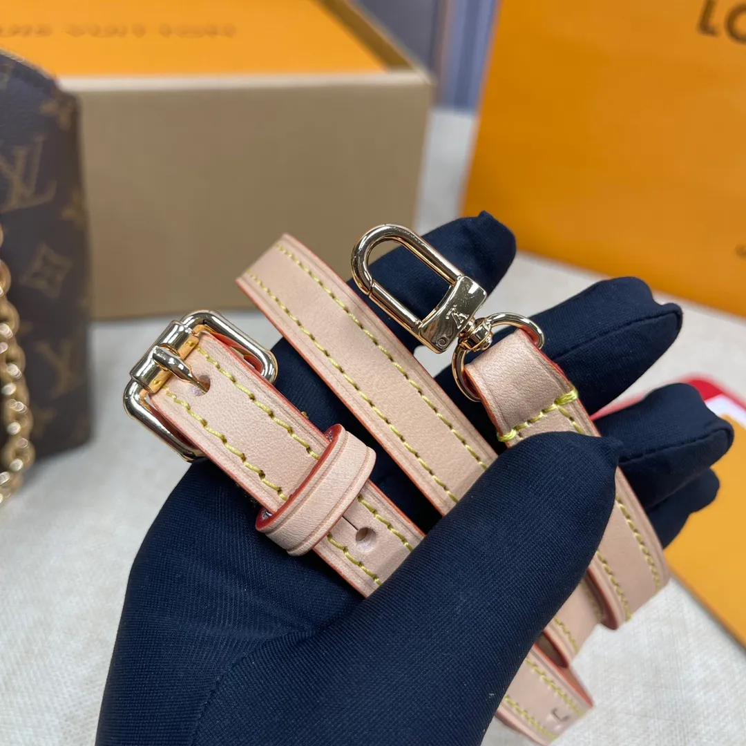 [Upgraded version] P560🐶Upgraded version·comes with a full set of packaging. Model M12019🐶LOCKIT BB Handbag This Lockit BB handbag draws inspiration from the Knick-Knack handbag in the 1960s and can be flexibly switched between multiple carrying methods. Monogram coated canvas with a curved upper edge and oval trim reflect the classic elements of the original design. The padlock opening and closing once again pays tribute to the brand's long heritage. Dimensions: 15 x 19 x 7 cm