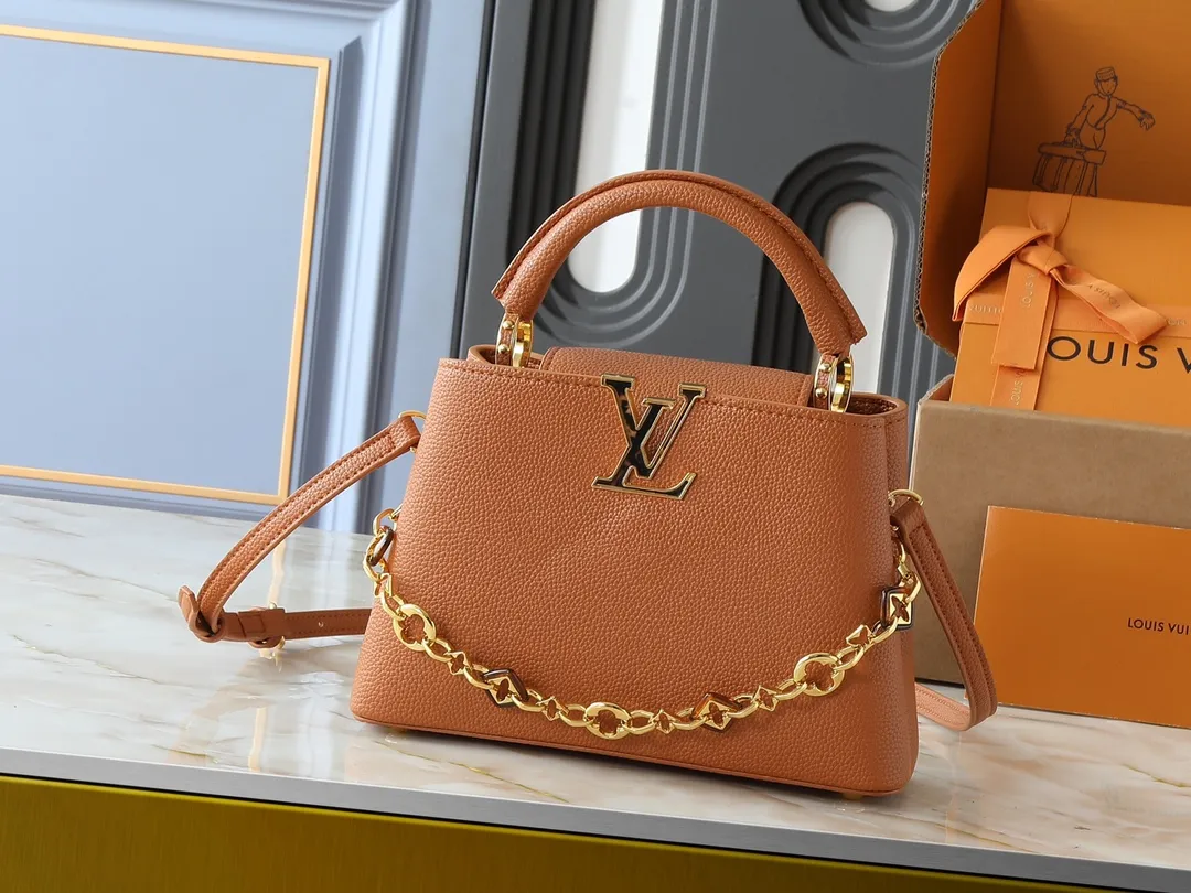 💰440💰Guangzhou goods Upgraded from the original M14381 M14970 M14393 M14972 M14971 This Capucines BB handbag quotes the design elements of the Harmony series and tells the inspiration of the Monogram flower with a gorgeous chain. The Taurillon cow leather body is embellished with a resin-coated LV logo, and the flap can be opened externally or internally to reveal a neat interior with multiple pockets. Dimensions: 27.0 x 17.3 x 9.0 cm (length x height x width)