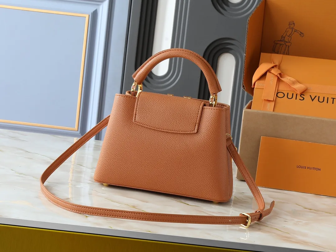 💰440💰Guangzhou goods Upgraded from the original M14381 M14970 M14393 M14972 M14971 This Capucines BB handbag quotes the design elements of the Harmony series and tells the inspiration of the Monogram flower with a gorgeous chain. The Taurillon cow leather body is embellished with a resin-coated LV logo, and the flap can be opened externally or internally to reveal a neat interior with multiple pockets. Dimensions: 27.0 x 17.3 x 9.0 cm (length x height x width)