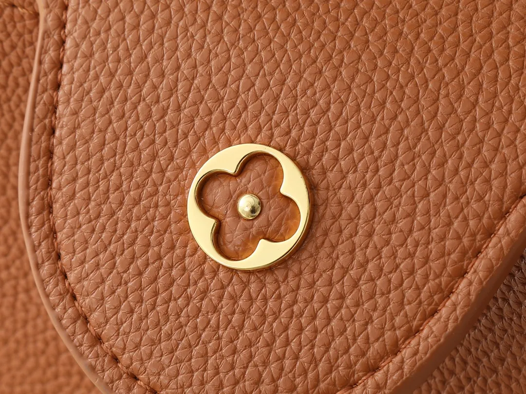 💰440💰Guangzhou goods Upgraded from the original M14381 M14970 M14393 M14972 M14971 This Capucines BB handbag quotes the design elements of the Harmony series and tells the inspiration of the Monogram flower with a gorgeous chain. The Taurillon cow leather body is embellished with a resin-coated LV logo, and the flap can be opened externally or internally to reveal a neat interior with multiple pockets. Dimensions: 27.0 x 17.3 x 9.0 cm (length x height x width)