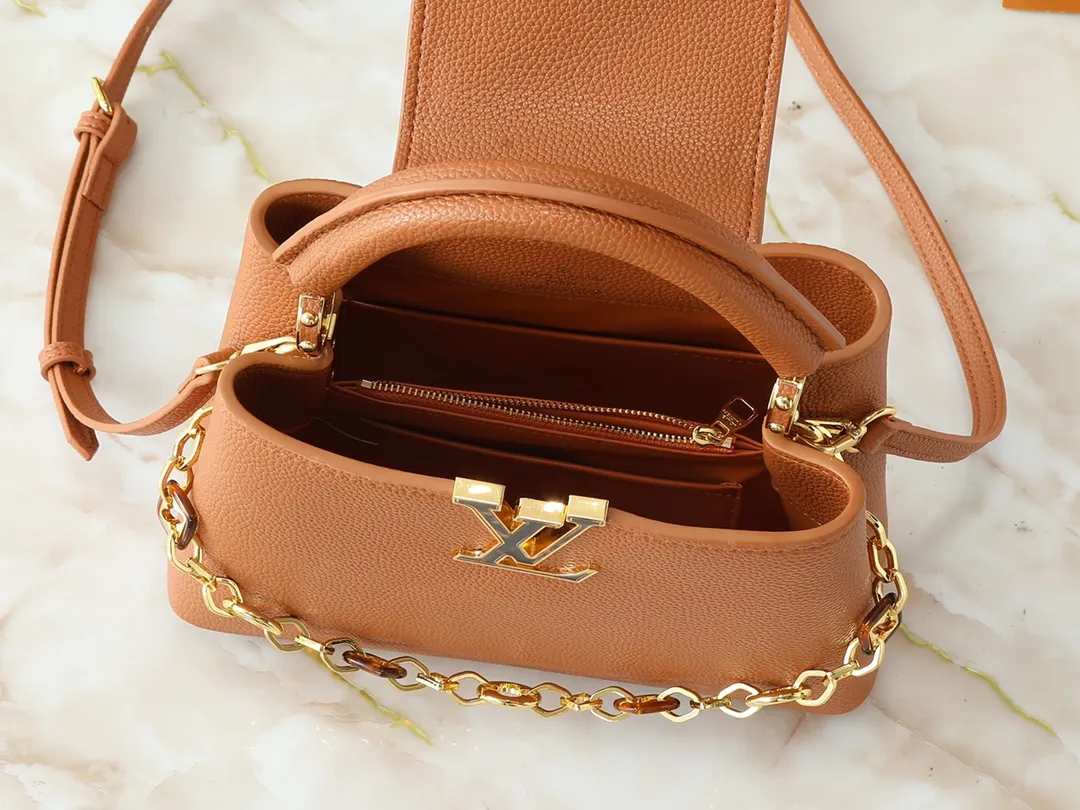 💰440💰Guangzhou goods Upgraded from the original M14381 M14970 M14393 M14972 M14971 This Capucines BB handbag quotes the design elements of the Harmony series and tells the inspiration of the Monogram flower with a gorgeous chain. The Taurillon cow leather body is embellished with a resin-coated LV logo, and the flap can be opened externally or internally to reveal a neat interior with multiple pockets. Dimensions: 27.0 x 17.3 x 9.0 cm (length x height x width)