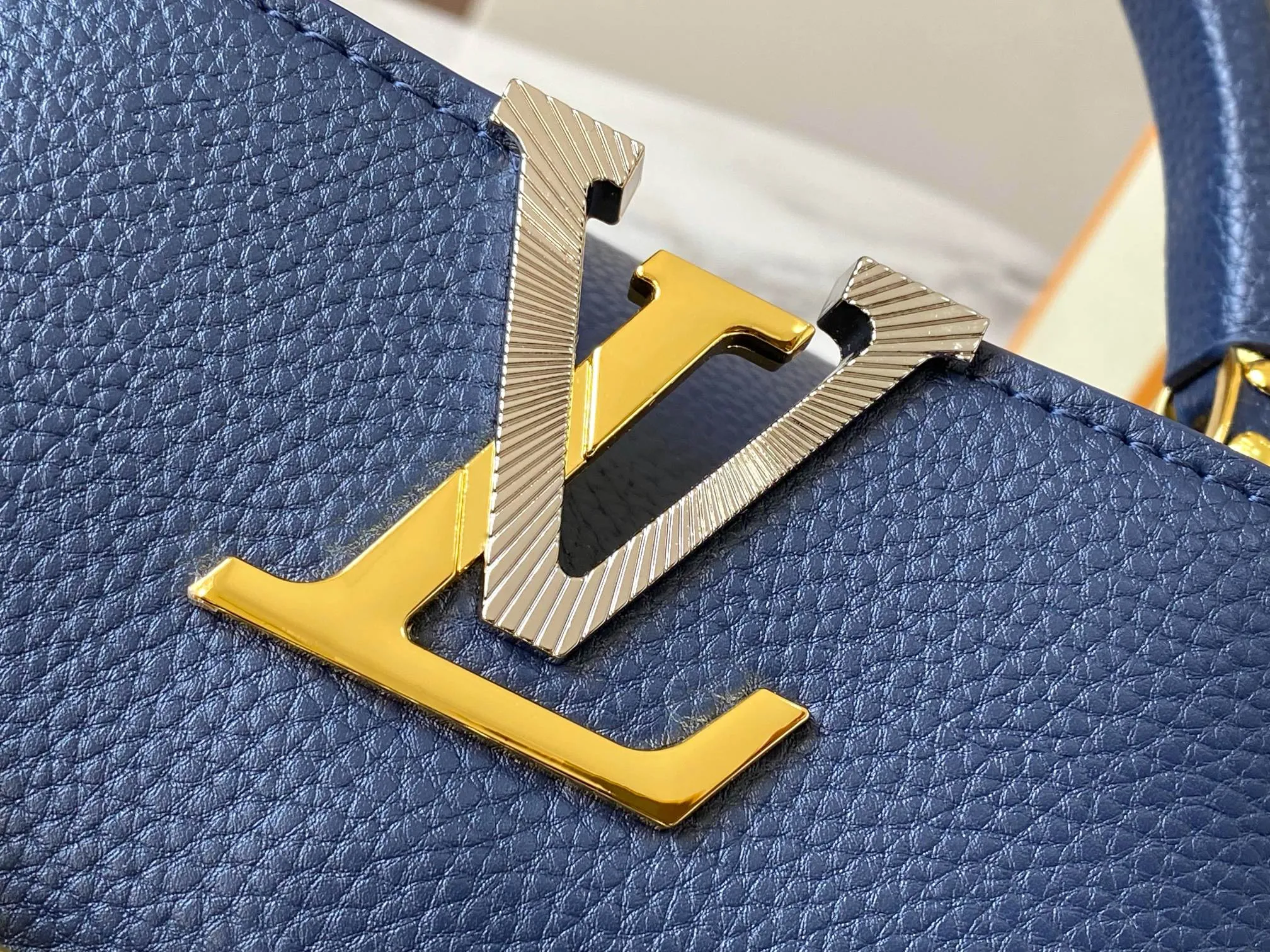 P480 [Guangzhou top quality original version] M26351 Blue This modern version of the Capucines mini is made of timeless Taurillon leather and equipped with a jewelry-inspired Infinity chain. The bag is decorated with double galvanized metal parts, including the iconic Monogram floral pattern, and the LV Initials logo created with sunburst technology, creating a sundial-like light and shadow effect. The bag has multiple pockets and a detachable shoulder strap, allowing it to be carried on one shoulder or across the body. 14 x 8 x 21 cm (height x width x length)