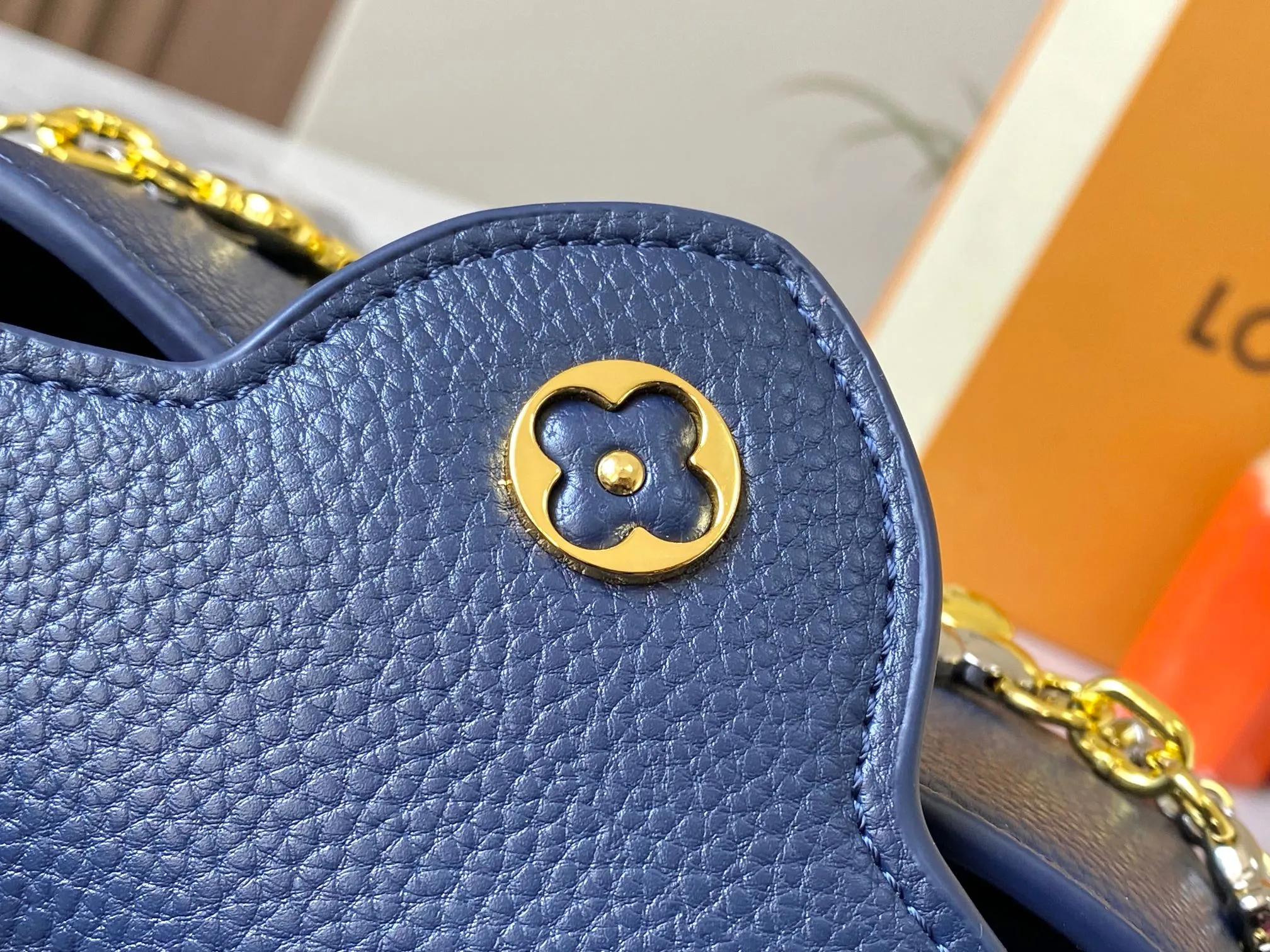 P480 [Guangzhou top quality original version] M26351 Blue This modern version of the Capucines mini is made of timeless Taurillon leather and equipped with a jewelry-inspired Infinity chain. The bag is decorated with double galvanized metal parts, including the iconic Monogram floral pattern, and the LV Initials logo created with sunburst technology, creating a sundial-like light and shadow effect. The bag has multiple pockets and a detachable shoulder strap, allowing it to be carried on one shoulder or across the body. 14 x 8 x 21 cm (height x width x length)