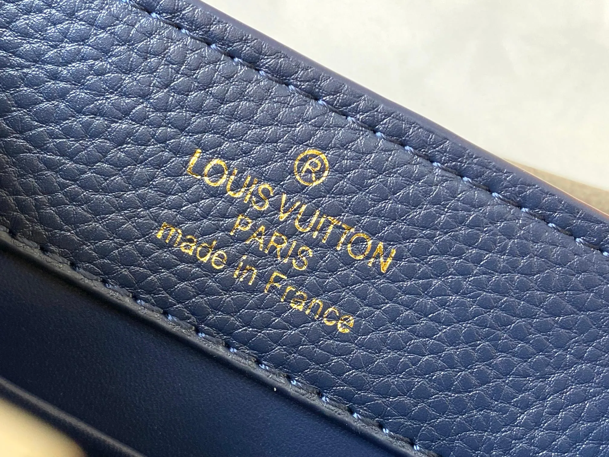 P480 [Guangzhou top quality original version] M26351 Blue This modern version of the Capucines mini is made of timeless Taurillon leather and equipped with a jewelry-inspired Infinity chain. The bag is decorated with double galvanized metal parts, including the iconic Monogram floral pattern, and the LV Initials logo created with sunburst technology, creating a sundial-like light and shadow effect. The bag has multiple pockets and a detachable shoulder strap, allowing it to be carried on one shoulder or across the body. 14 x 8 x 21 cm (height x width x length)