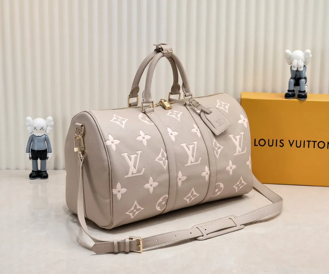 Batch 460 M46670 This model 41418 Keepall Bandoulière 45 is made of Monogram Empreinte embossed leather, presenting the elegant colors of large Monogram flowers and LV letters. Leather side straps, top handles and a detachable shoulder strap complement the metal hardware. Zippered interior pocket allows for neat storage. 45.0 x 27.0 x 20.0 cm (length x height x width)