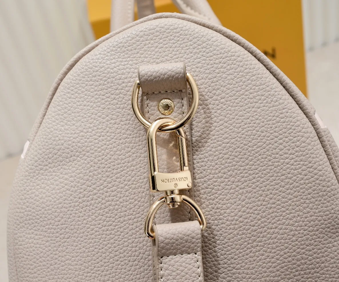Batch 460 M46670 This model 41418 Keepall Bandoulière 45 is made of Monogram Empreinte embossed leather, presenting the elegant colors of large Monogram flowers and LV letters. Leather side straps, top handles and a detachable shoulder strap complement the metal hardware. Zippered interior pocket allows for neat storage. 45.0 x 27.0 x 20.0 cm (length x height x width)