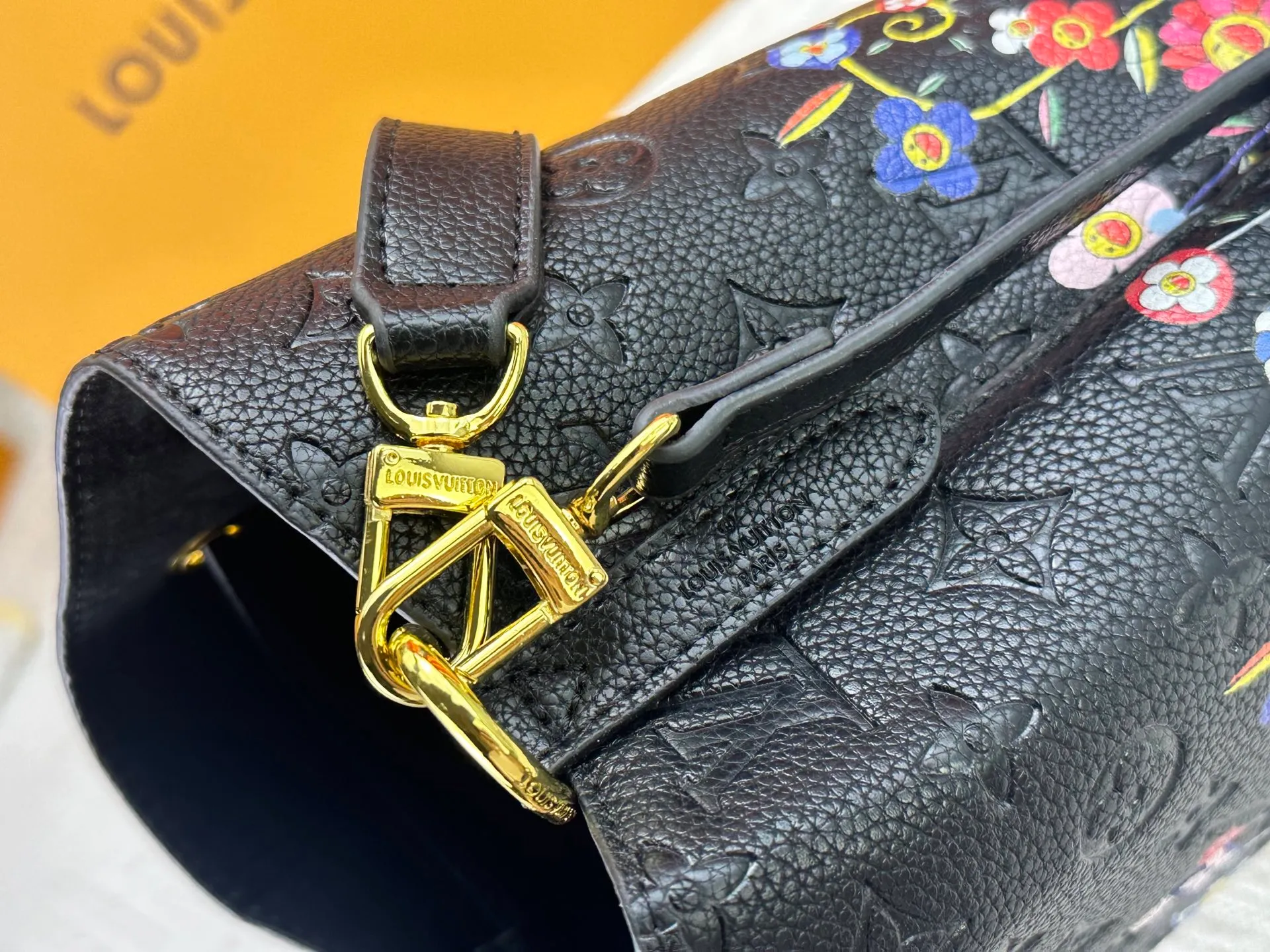 P240 M13676 M44021 This NeoNoe BB bucket bag comes from the Louis Vuitton × Murakami replica series, using Monogram Empreinte leather to convey a fresh breath and smart style. Murakami's signature Cherry Blossom pattern appears on the Monogram embossed surface, and the same floral element is transformed into a slide buckle to tighten the drawstring. Size: 20x20x13cm