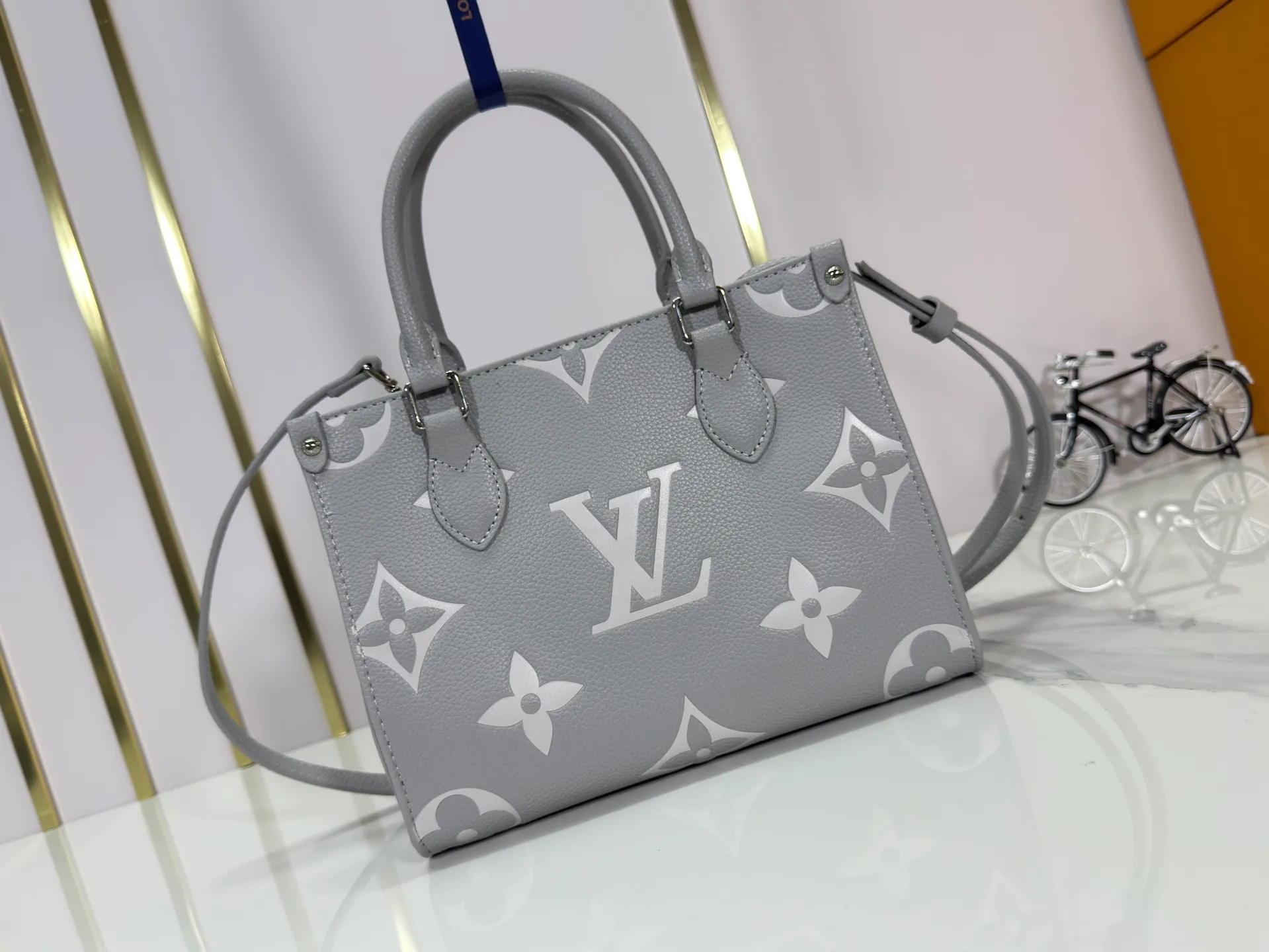 P220 Upgraded original M46513 M45659 black print 45654 white print 45779 apricot print 45653 all black 45660 rose red 45779 full apricot mini top original single This model OnTheGo Tote bag will be Monogram The pattern is first dyed and then embossed on soft grained cowhide. Its ample interior can hold a laptop and other office supplies. The full leather embossed large flower mommy bag has a small BB size. The long and short handles are easy to carry by hand or on the shoulder. Dimensions: 25.0 x 11.0 x 19.0 cm