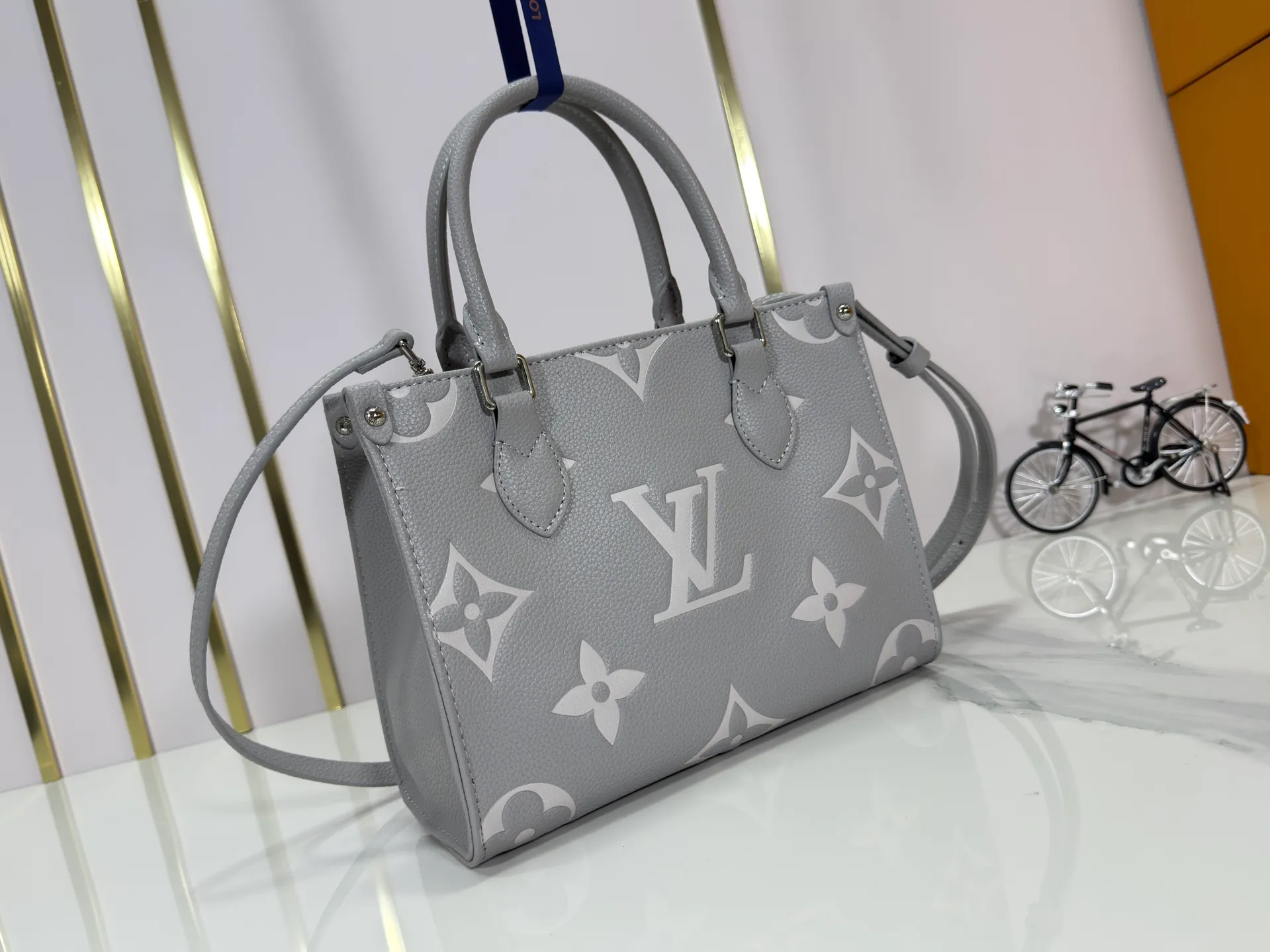 P220 Upgraded original M46513 M45659 black print 45654 white print 45779 apricot print 45653 all black 45660 rose red 45779 full apricot mini top original single This model OnTheGo Tote bag will be Monogram The pattern is first dyed and then embossed on soft grained cowhide. Its ample interior can hold a laptop and other office supplies. The full leather embossed large flower mommy bag has a small BB size. The long and short handles are easy to carry by hand or on the shoulder. Dimensions: 25.0 x 11.0 x 19.0 cm