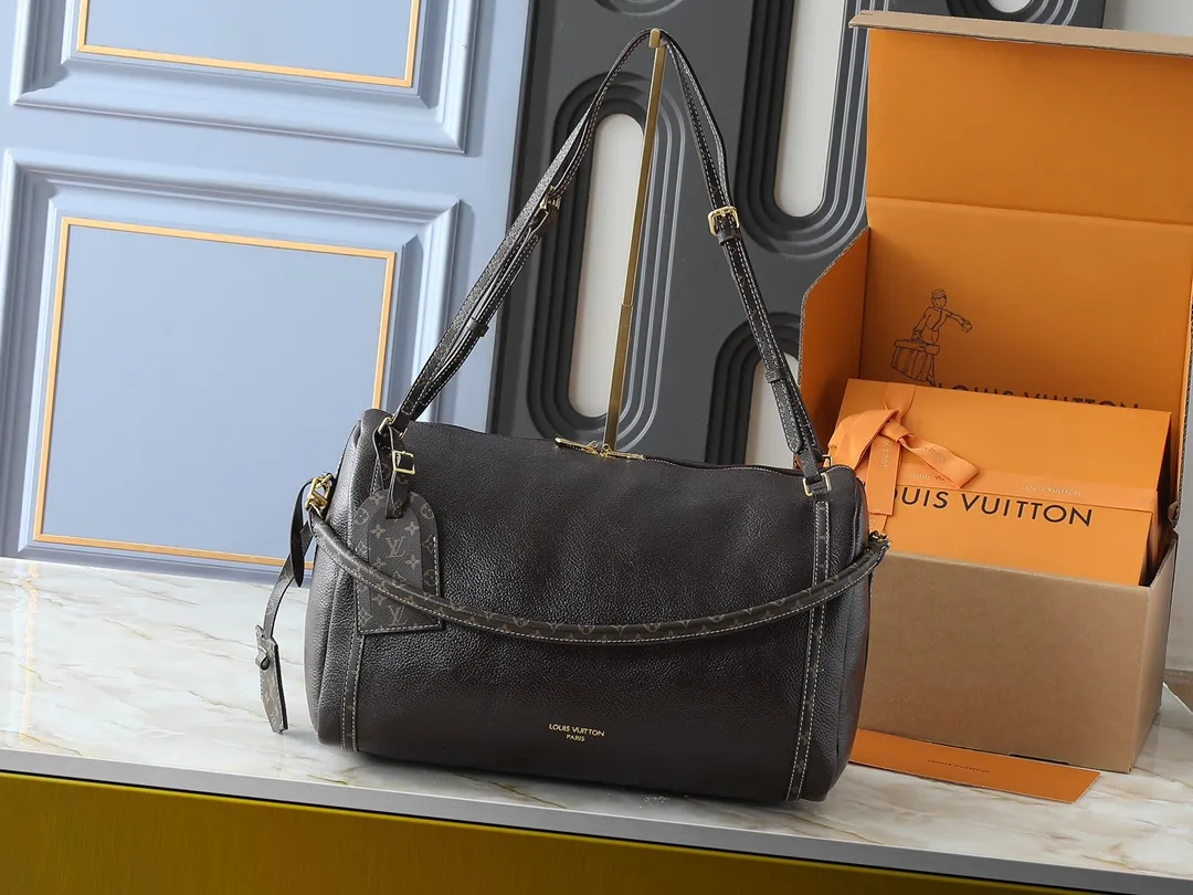 💰Large 140. Small 260💰Upgraded original M13668 M13667 2025 autumn and winter series, creative director Nicolas Ghesquière Taking us into a train station where "emotions meet", he was inspired by railway travel in the 19th century. The design incorporates classical and futuristic elements, presenting a series of shapes that combine elegance, practicality and elegant silhouettes, as well as various redesigned luggage and handbags, which perfectly interpret the "travel spirit" that most represents the brand's history. Small size: 25*15*18cm Large size: 40*20*25cm
