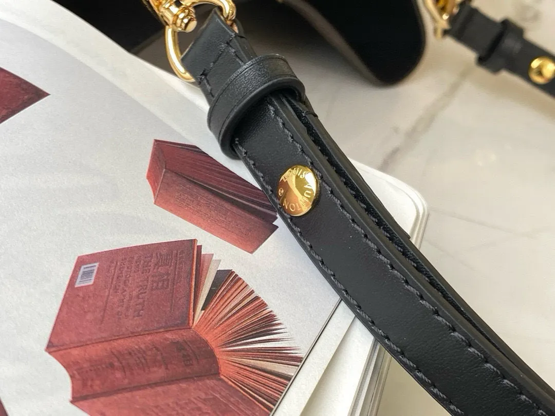 💰760 Top Original Order M44020 Black Top Original Order Gaston-Louis Vuitton's wine bag designed specifically for transporting champagne in 1932 meets contemporary trends and is transformed into the Néo Noé bucket bag, which embodies the beauty of heritage. Monogram canvas outlines soft lines, with colorful leather trim and tonal multi-layer bonded lining. Dimensions: 26 x 26 x 17.5 cm