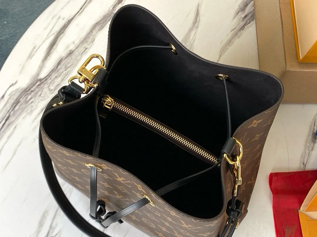 💰760 Top Original Order M44020 Black Top Original Order Gaston-Louis Vuitton's wine bag designed specifically for transporting champagne in 1932 meets contemporary trends and is transformed into the Néo Noé bucket bag, which embodies the beauty of heritage. Monogram canvas outlines soft lines, with colorful leather trim and tonal multi-layer bonded lining. Dimensions: 26 x 26 x 17.5 cm