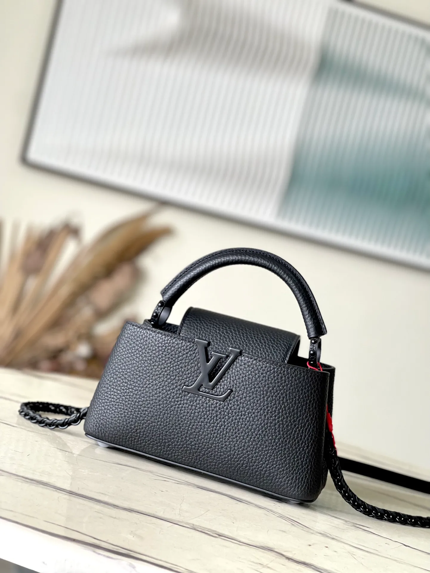 💰1920 (original leather) premium premium original leather M23955 black CAPUCINES EAST WEST mini handbag This Capucines BB handbag uses gorgeous cow leather and matte metal parts to convey a modern attitude. It brings together classic elements of the same series with a new horizontal configuration. The adjustable woven chain is easy to carry on the shoulder or crossbody, making it a trendy choice for storing mobile phones, short wallets and other small accessories. size：22x12✘8cm
