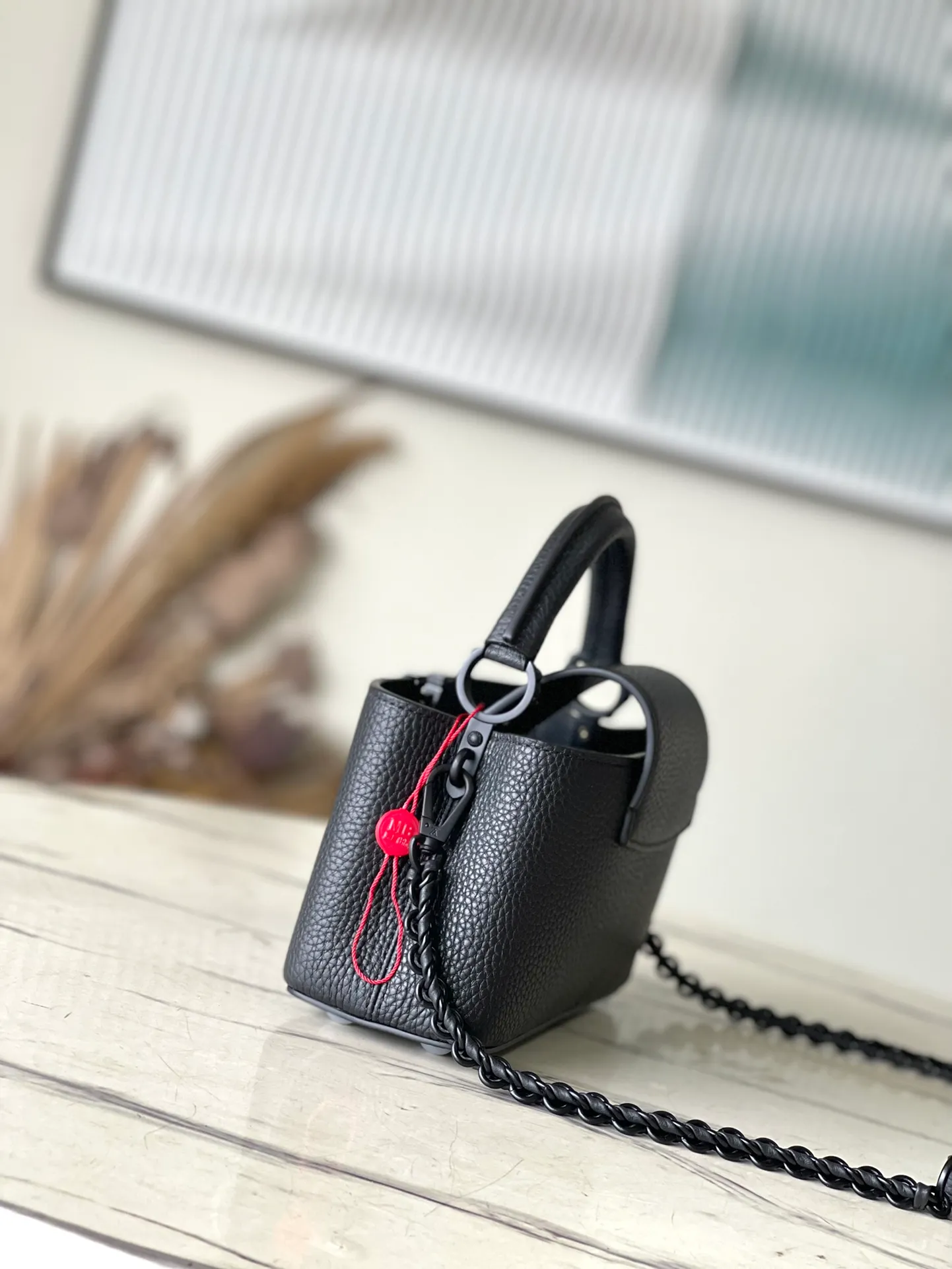 💰1920 (original leather) premium premium original leather M23955 black CAPUCINES EAST WEST mini handbag This Capucines BB handbag uses gorgeous cow leather and matte metal parts to convey a modern attitude. It brings together classic elements of the same series with a new horizontal configuration. The adjustable woven chain is easy to carry on the shoulder or crossbody, making it a trendy choice for storing mobile phones, short wallets and other small accessories. size：22x12✘8cm