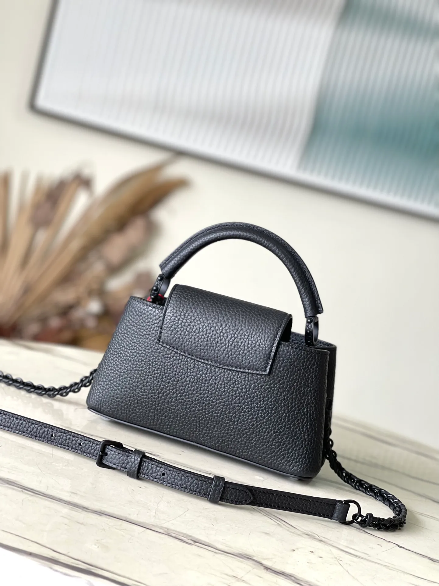 💰1920 (original leather) premium premium original leather M23955 black CAPUCINES EAST WEST mini handbag This Capucines BB handbag uses gorgeous cow leather and matte metal parts to convey a modern attitude. It brings together classic elements of the same series with a new horizontal configuration. The adjustable woven chain is easy to carry on the shoulder or crossbody, making it a trendy choice for storing mobile phones, short wallets and other small accessories. size：22x12✘8cm