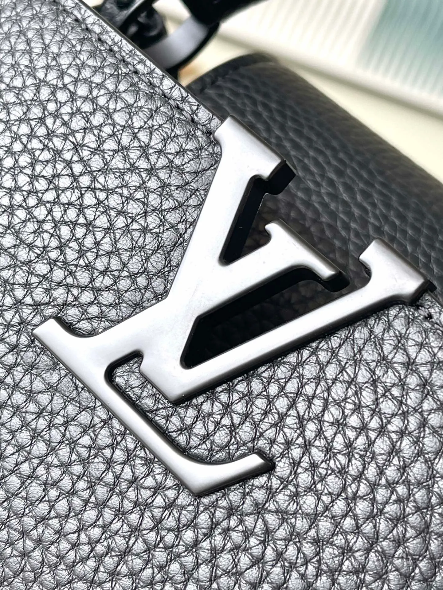 💰1920 (original leather) premium premium original leather M23955 black CAPUCINES EAST WEST mini handbag This Capucines BB handbag uses gorgeous cow leather and matte metal parts to convey a modern attitude. It brings together classic elements of the same series with a new horizontal configuration. The adjustable woven chain is easy to carry on the shoulder or crossbody, making it a trendy choice for storing mobile phones, short wallets and other small accessories. size：22x12✘8cm