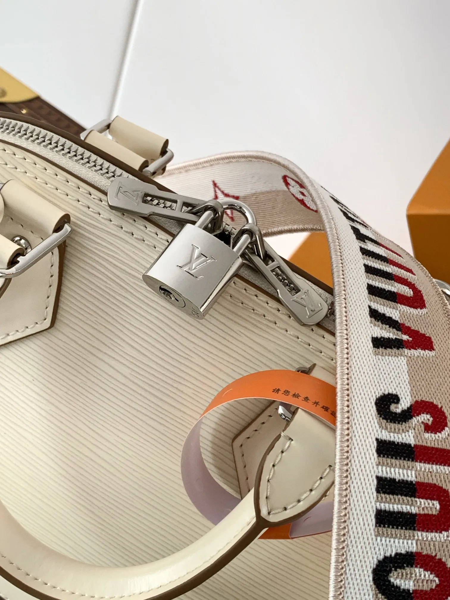 💰1240 (top layer leather) top original order, transcoding chip M59217 black M57540 caramel color M58706 off-white M22620 pink top original order This Alma BB handbag uses colorful Epi leather to present one of Louis Vuitton's iconic designs, and the jacquard shoulder strap is decorated with Louis Vuitton logo embroidery and Monogram on both sides. Flower clusters, with delicate stitching edges, bring the visual focus with dynamic new ideas. Dimensions: 23.5 x 17.5 x 11.5 cm (L x H x W) • Epi grained cowhide leather • Epi leather trim • Microfiber lining • Metal hardware • Double zip closure • Padlock • Key holder • Internal patch pocket • Metal base stud • Shoulder strap: removable, not adjustable • Half-length strap: 50.0 cm • Handle: Double handle