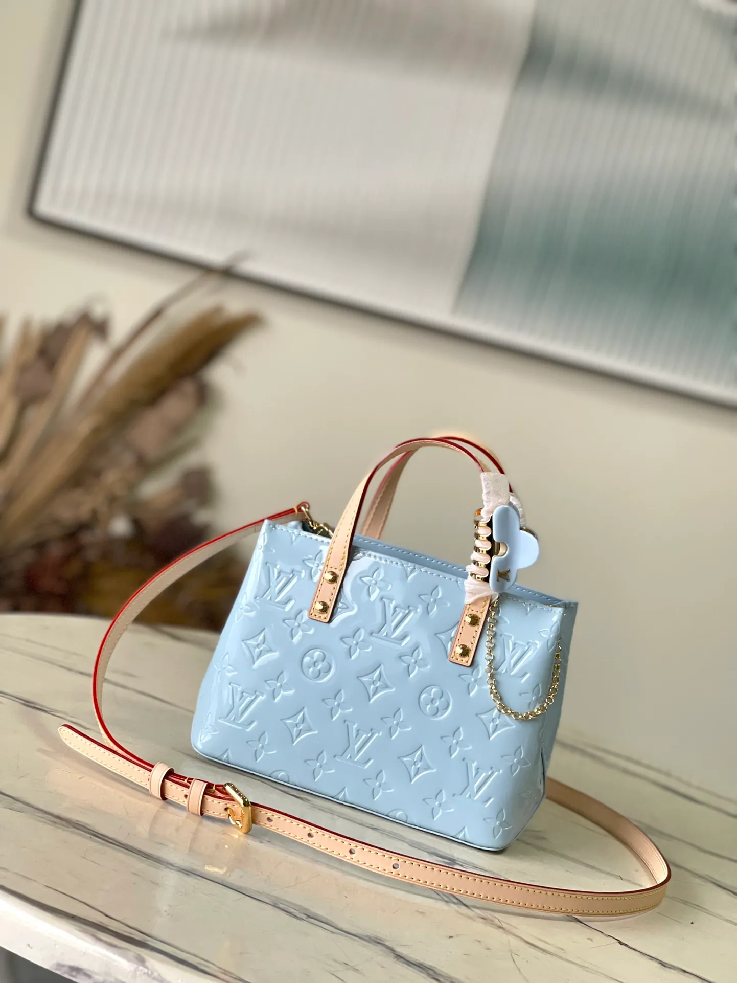 💰1360 (top layer leather) top original order M24144 blue This small Reade handbag is made of bright Monogram Vemis leather, including cow leather top handles and shoulder straps. The trendy pastel color palette of Zhouyuan's 2000 spring and summer series complements the Monogram embossed pattern. Bright hairpins add another touch of sophistication. Dimensions: 22 × 16.5 × 11 cm
