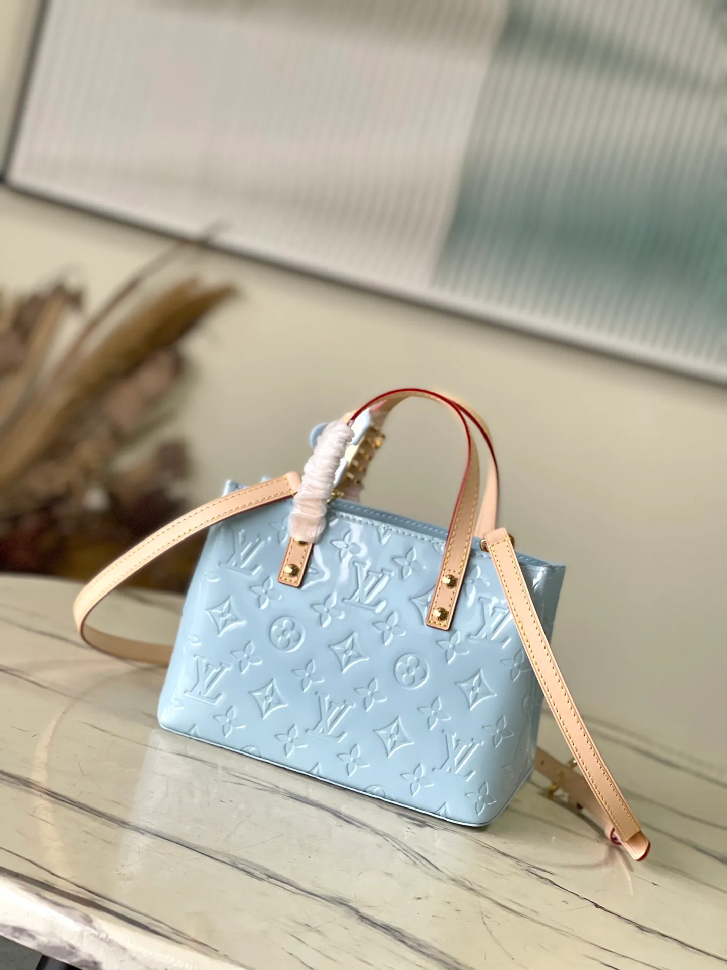 💰1360 (top layer leather) top original order M24144 blue This small Reade handbag is made of bright Monogram Vemis leather, including cow leather top handles and shoulder straps. The trendy pastel color palette of Zhouyuan's 2000 spring and summer series complements the Monogram embossed pattern. Bright hairpins add another touch of sophistication. Dimensions: 22 × 16.5 × 11 cm