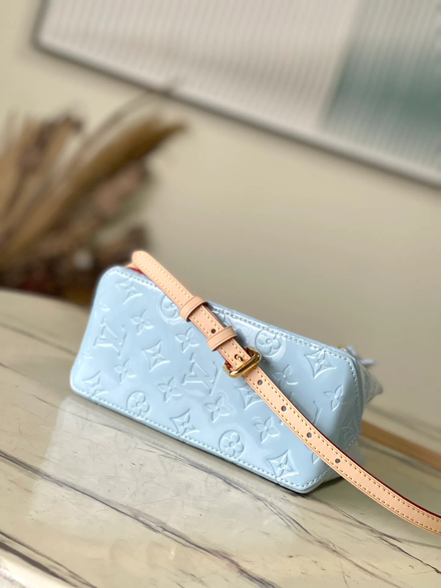 💰1360 (top layer leather) top original order M24144 blue This small Reade handbag is made of bright Monogram Vemis leather, including cow leather top handles and shoulder straps. The trendy pastel color palette of Zhouyuan's 2000 spring and summer series complements the Monogram embossed pattern. Bright hairpins add another touch of sophistication. Dimensions: 22 × 16.5 × 11 cm
