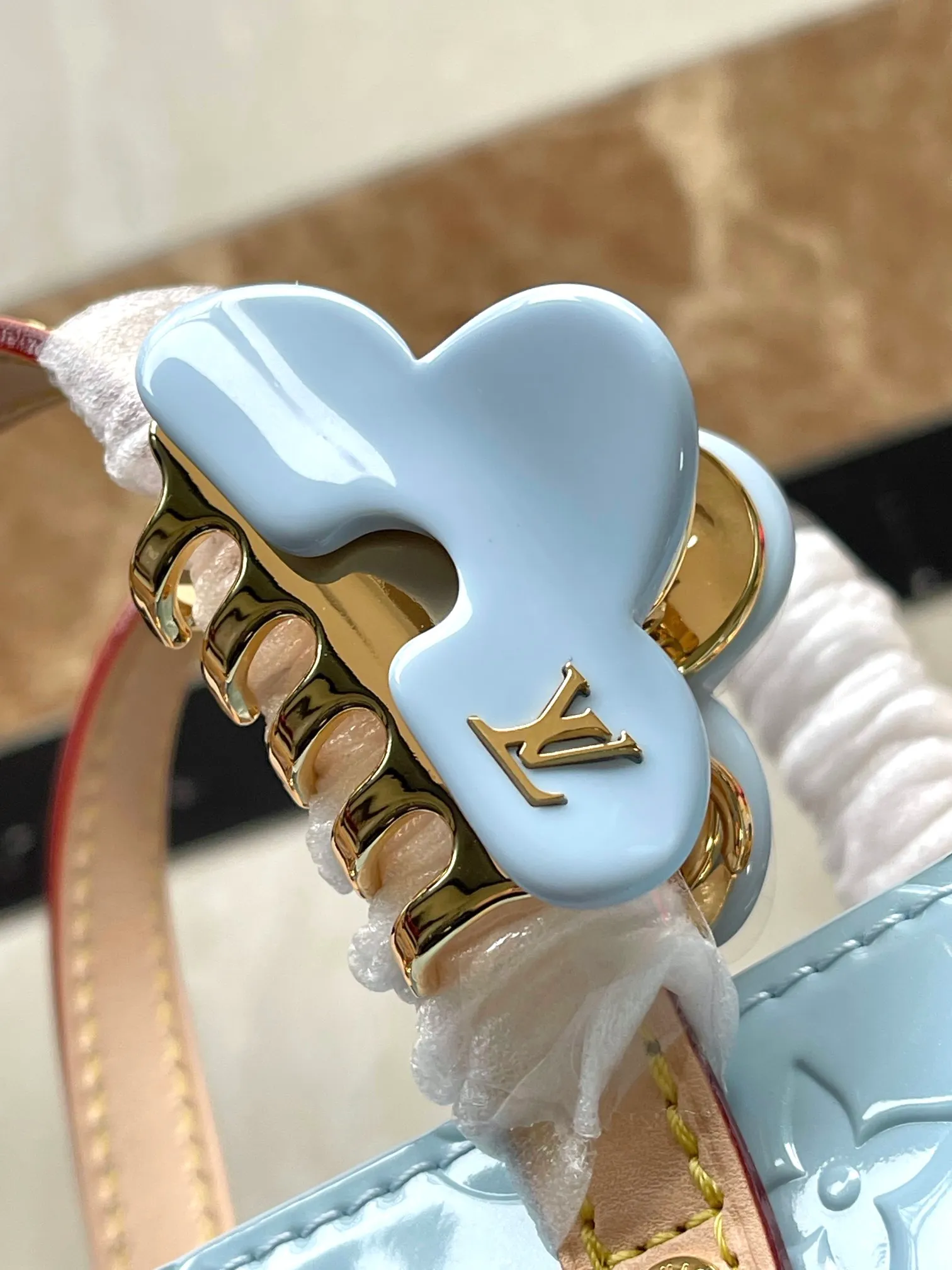 💰1360 (top layer leather) top original order M24144 blue This small Reade handbag is made of bright Monogram Vemis leather, including cow leather top handles and shoulder straps. The trendy pastel color palette of Zhouyuan's 2000 spring and summer series complements the Monogram embossed pattern. Bright hairpins add another touch of sophistication. Dimensions: 22 × 16.5 × 11 cm