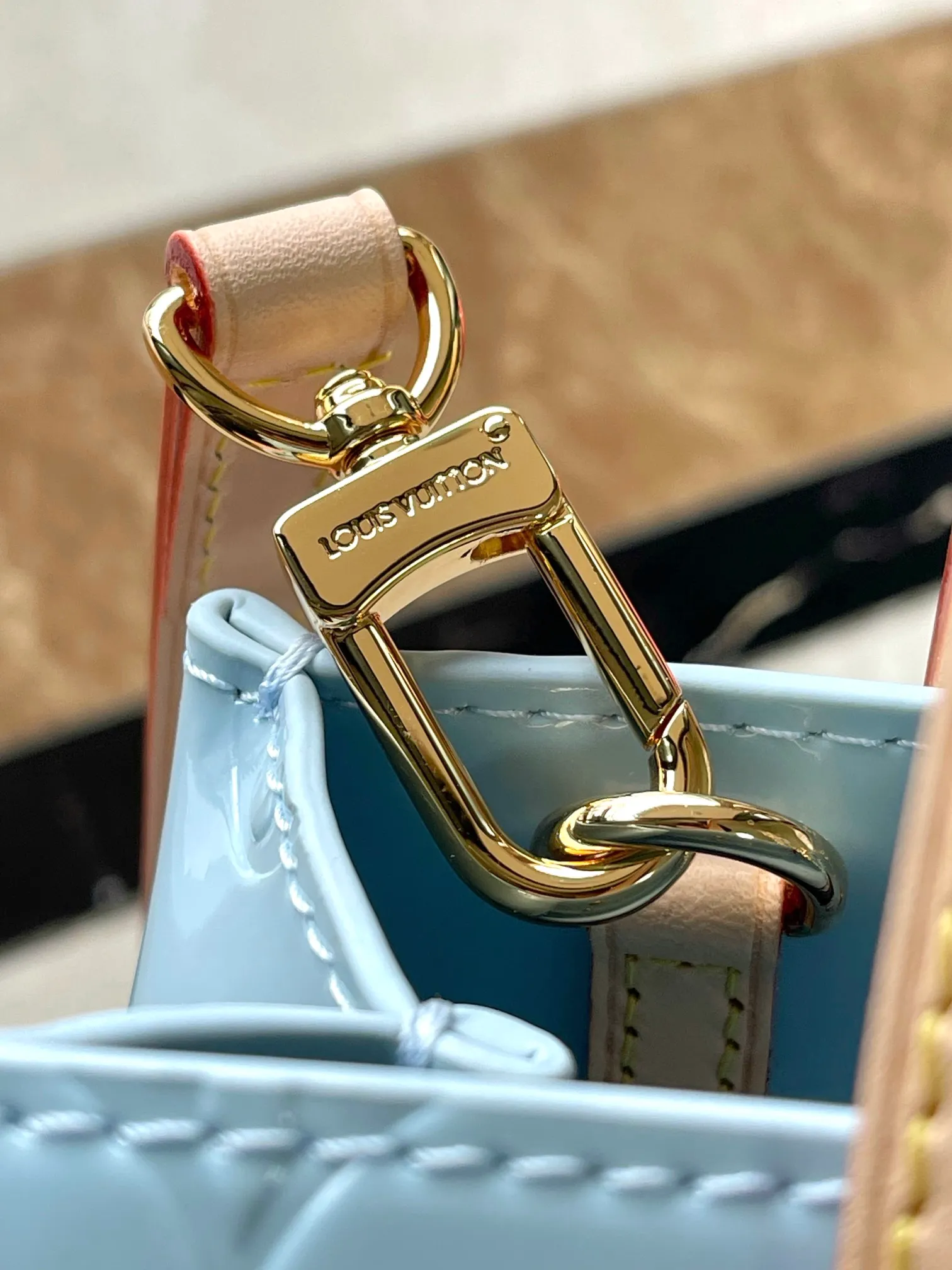 💰1360 (top layer leather) top original order M24144 blue This small Reade handbag is made of bright Monogram Vemis leather, including cow leather top handles and shoulder straps. The trendy pastel color palette of Zhouyuan's 2000 spring and summer series complements the Monogram embossed pattern. Bright hairpins add another touch of sophistication. Dimensions: 22 × 16.5 × 11 cm