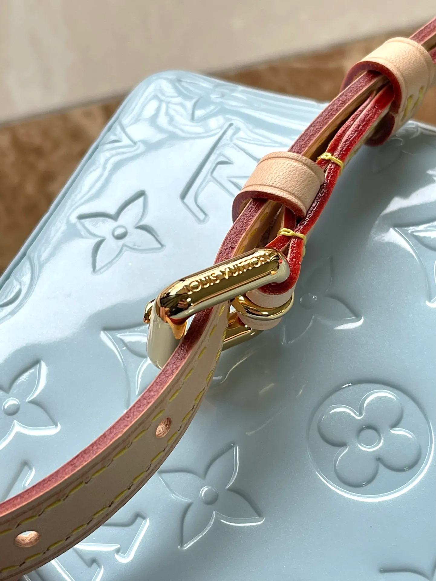 💰1360 (top layer leather) top original order M24144 blue This small Reade handbag is made of bright Monogram Vemis leather, including cow leather top handles and shoulder straps. The trendy pastel color palette of Zhouyuan's 2000 spring and summer series complements the Monogram embossed pattern. Bright hairpins add another touch of sophistication. Dimensions: 22 × 16.5 × 11 cm